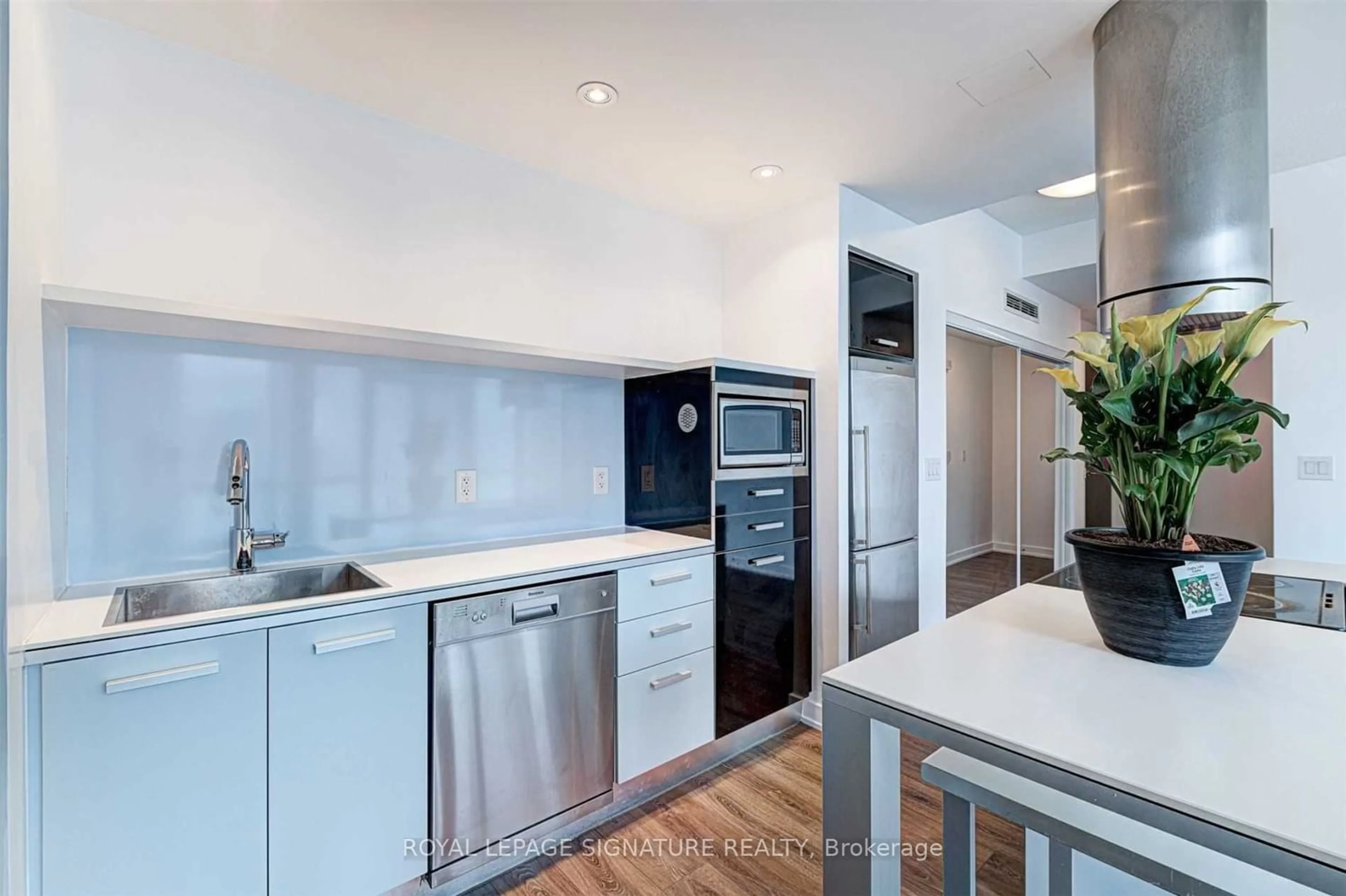 Contemporary kitchen for 38 Dan Leckie Way #507, Toronto Ontario M5V 2V6