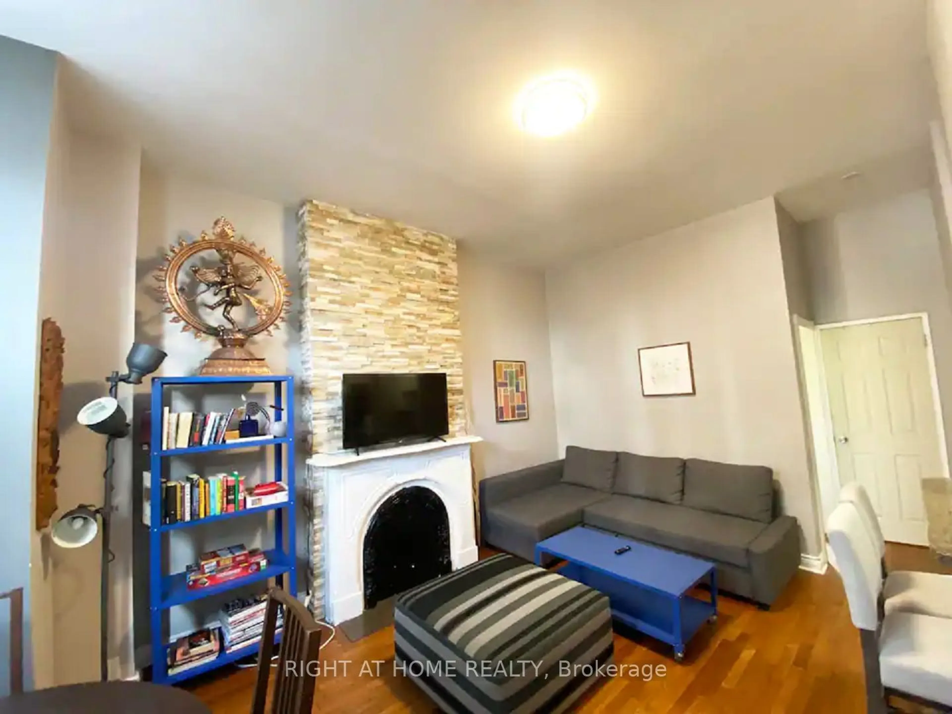 Living room for 194 Sherbourne St, Toronto Ontario M5A 2R7