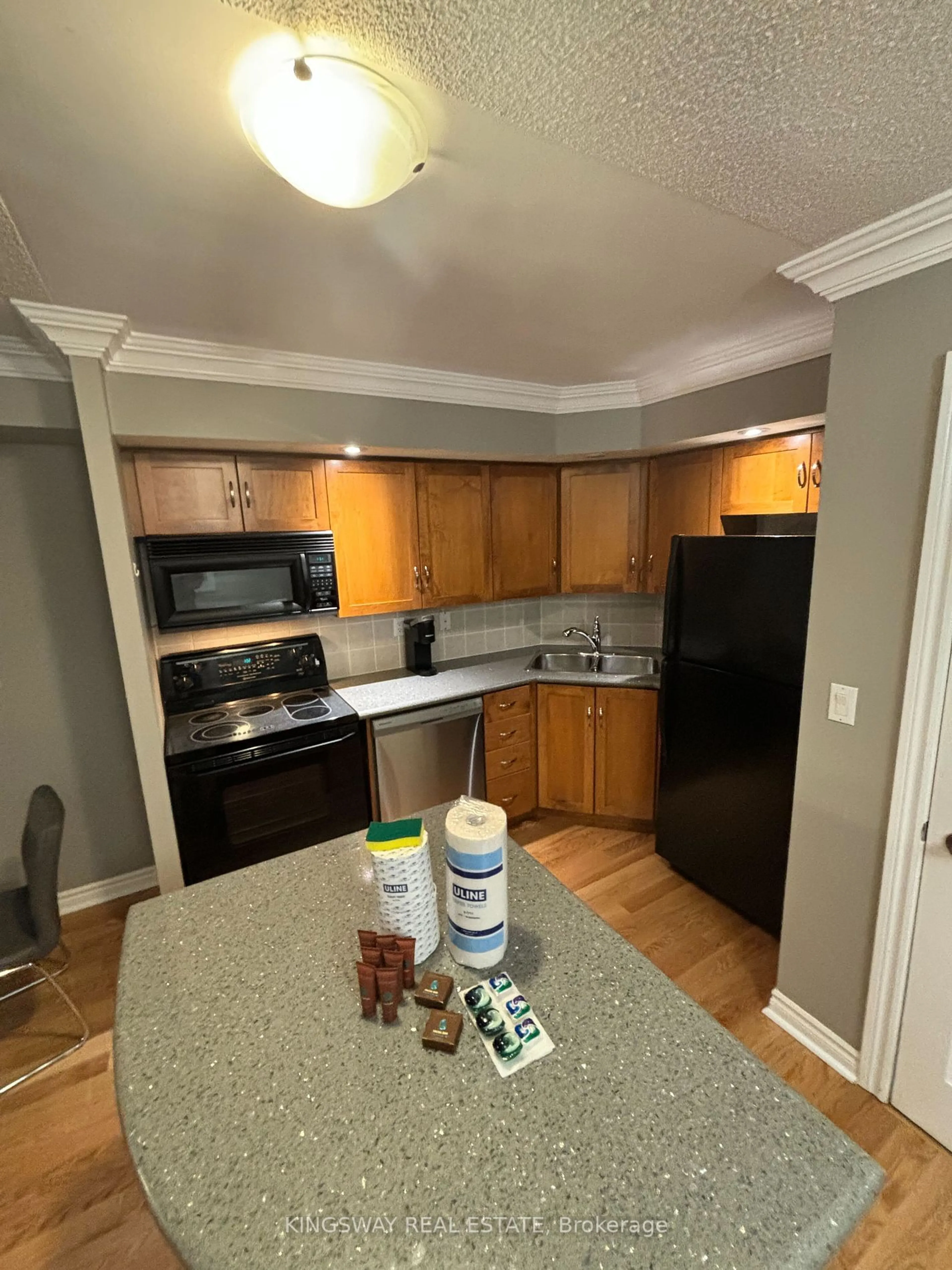 Standard kitchen for 270 Wellington St #421, Toronto Ontario M5V 3P5