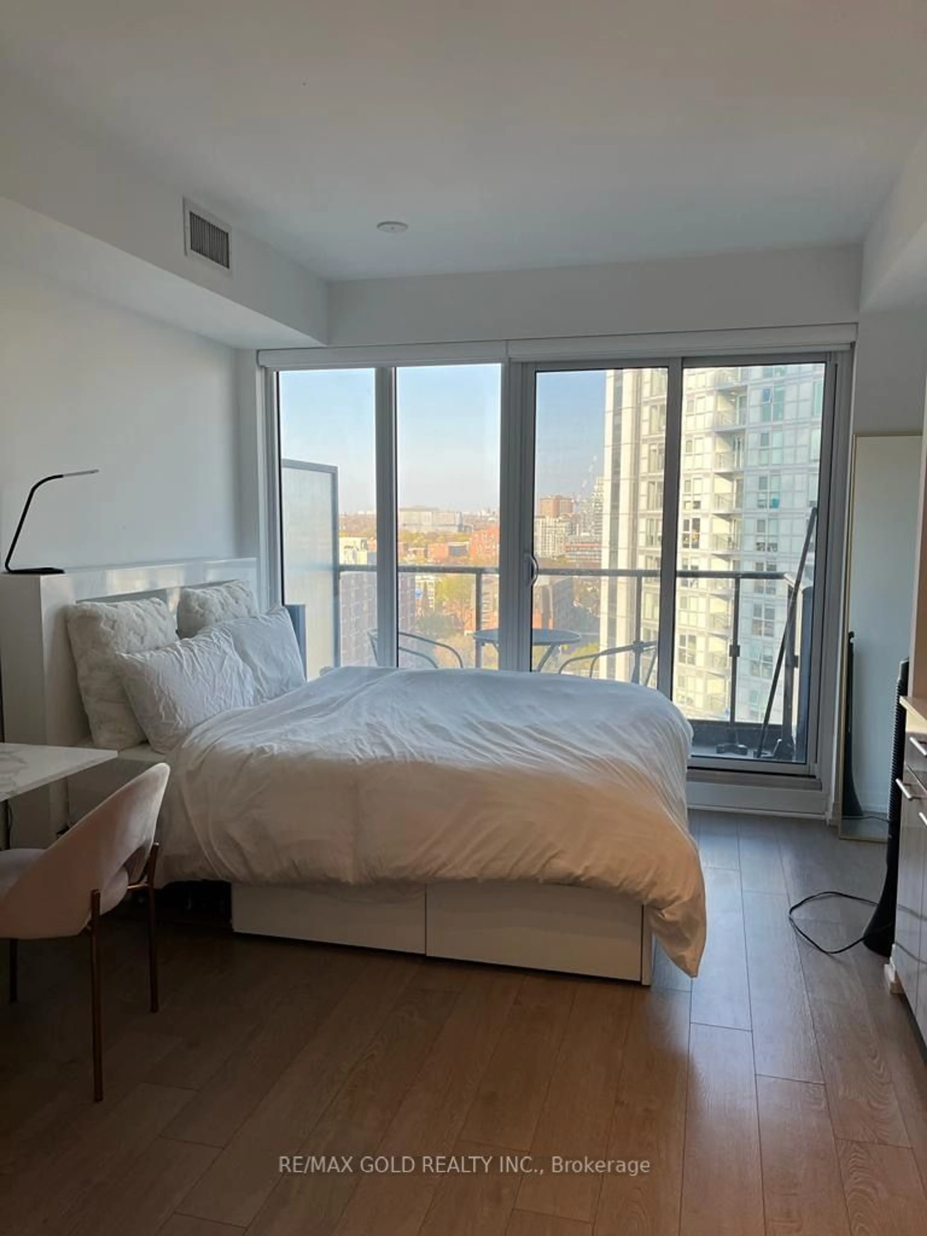A pic of a room for 251 Jarvis St #1415, Toronto Ontario M5B 0C3