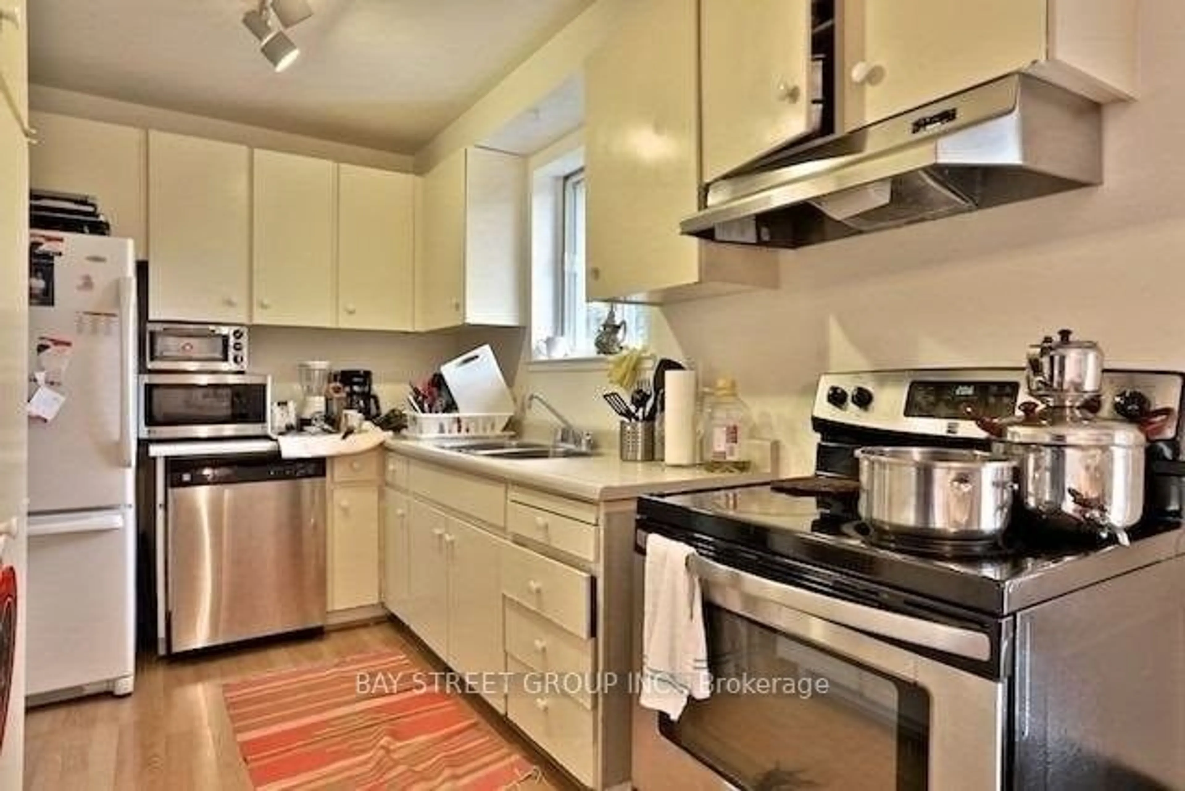 Standard kitchen for 83 Scenic Mill Way, Toronto Ontario M2L 1S9