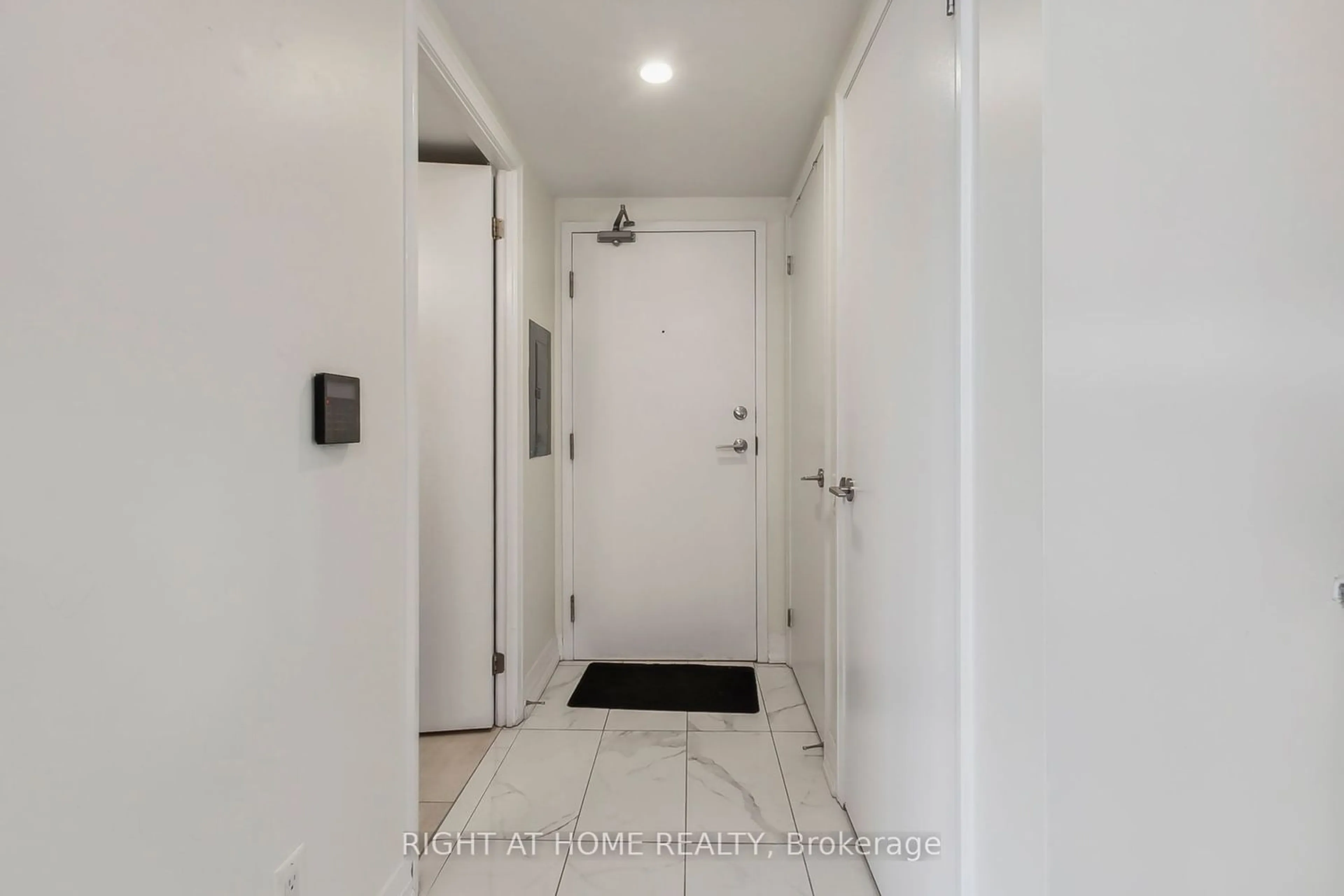 Indoor entryway for 21 Carlton St #707, Toronto Ontario M5B 1L3