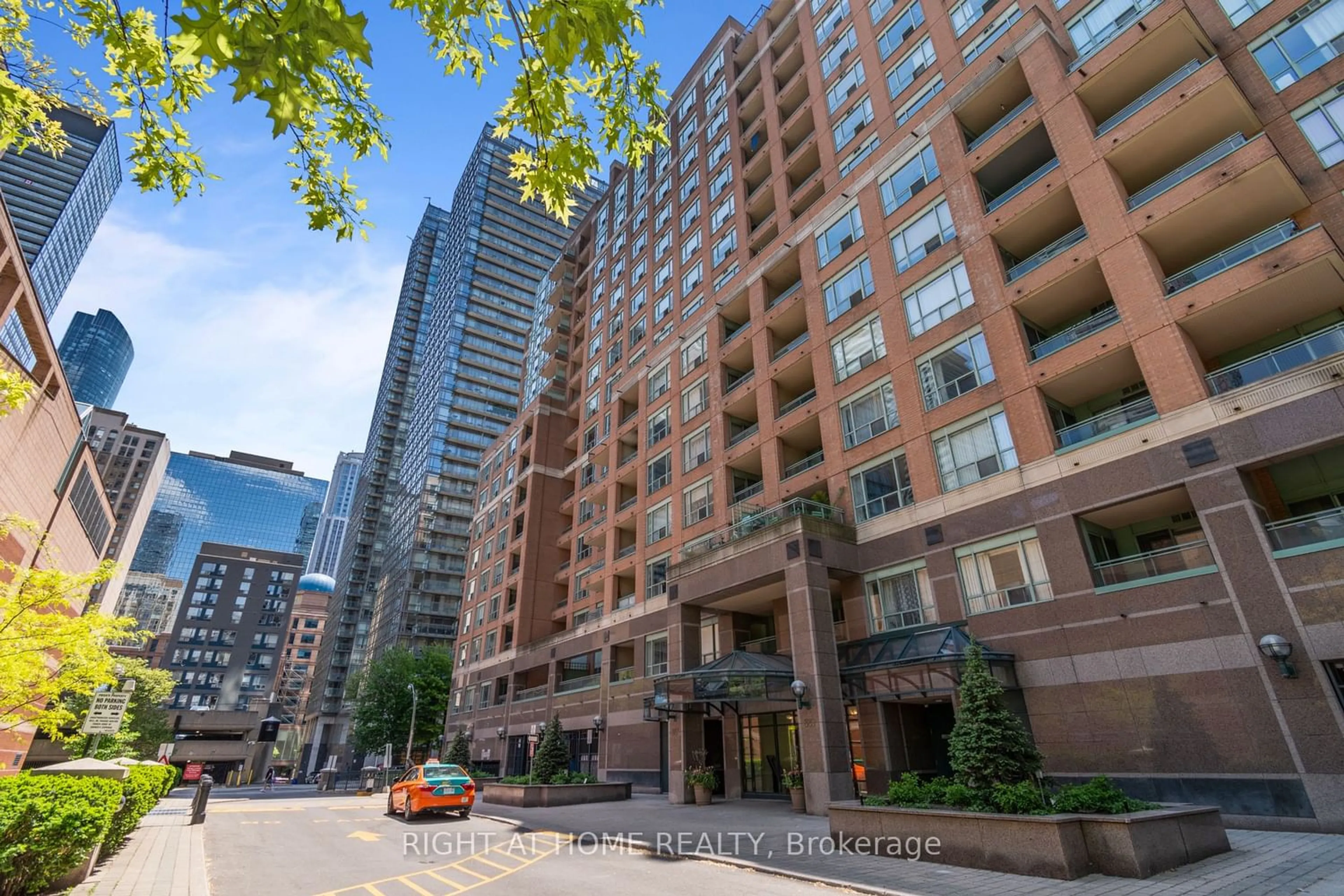 A pic from exterior of the house or condo for 889 Bay St #1008, Toronto Ontario M5S 3K5