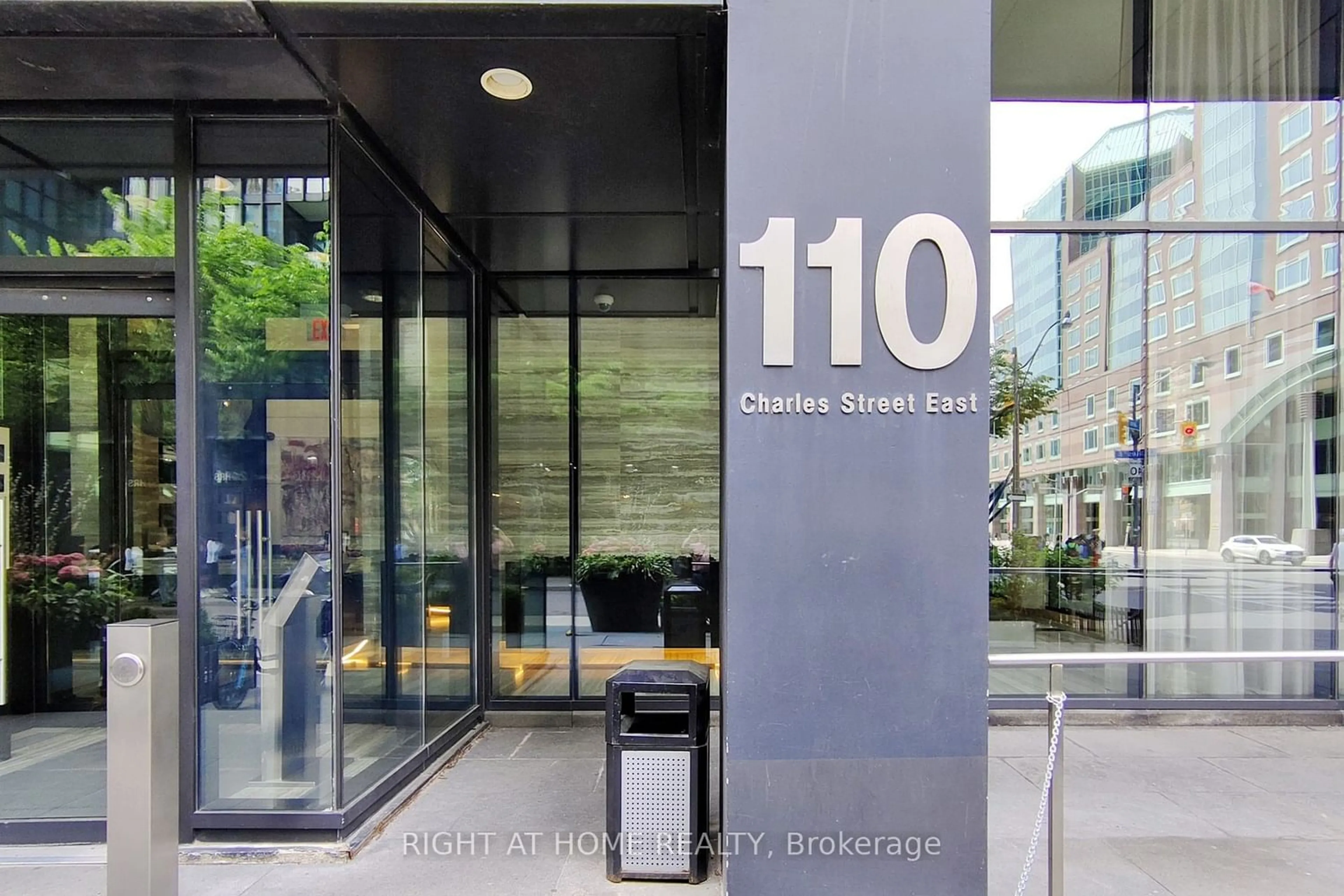 Indoor foyer for 110 Charles St #3703, Toronto Ontario M4Y 1T5