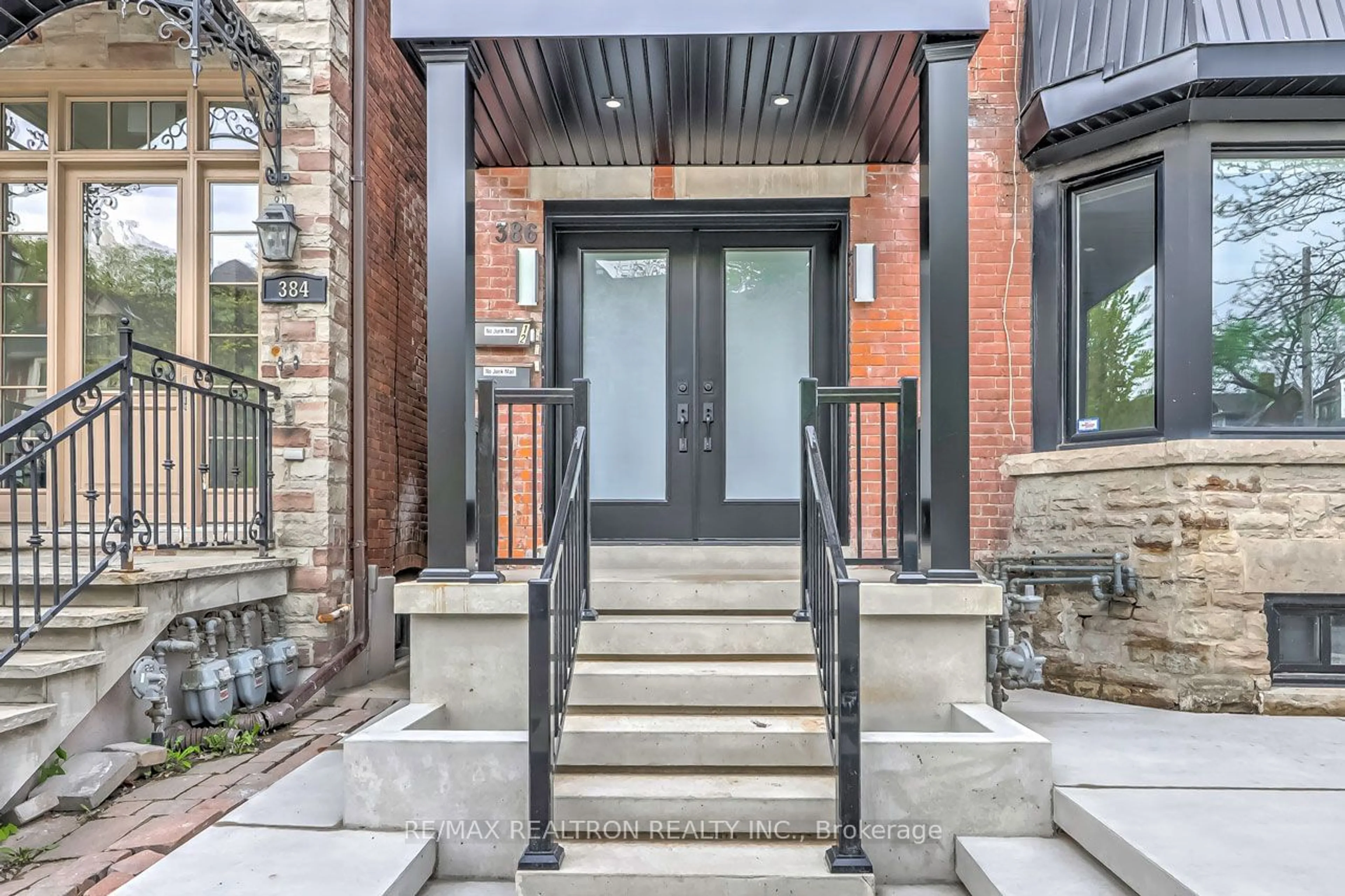 Indoor entryway for 386 Spadina Rd, Toronto Ontario M5P 2V9