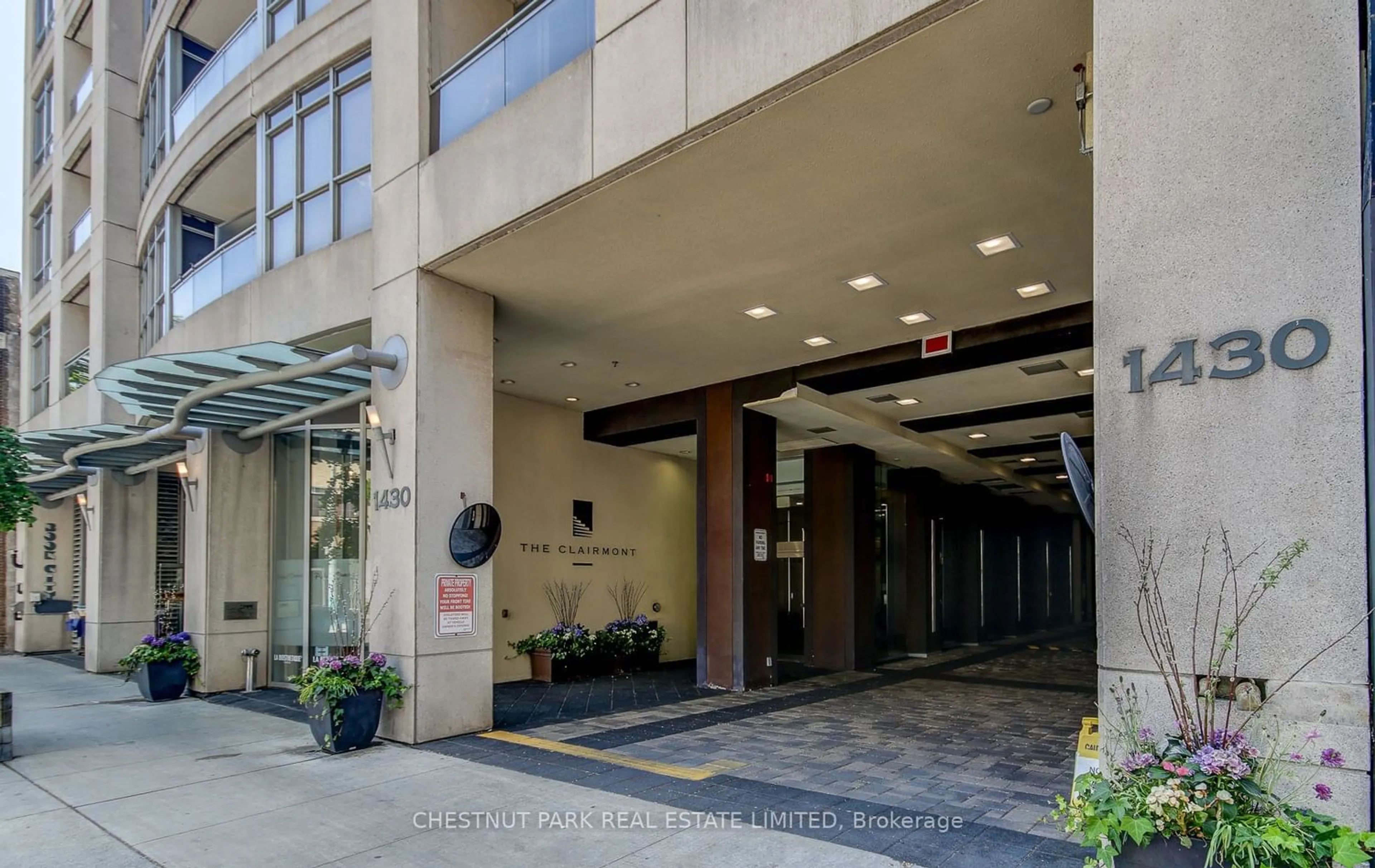 Indoor foyer for 1430 Yonge St #302, Toronto Ontario M4T 1Y6