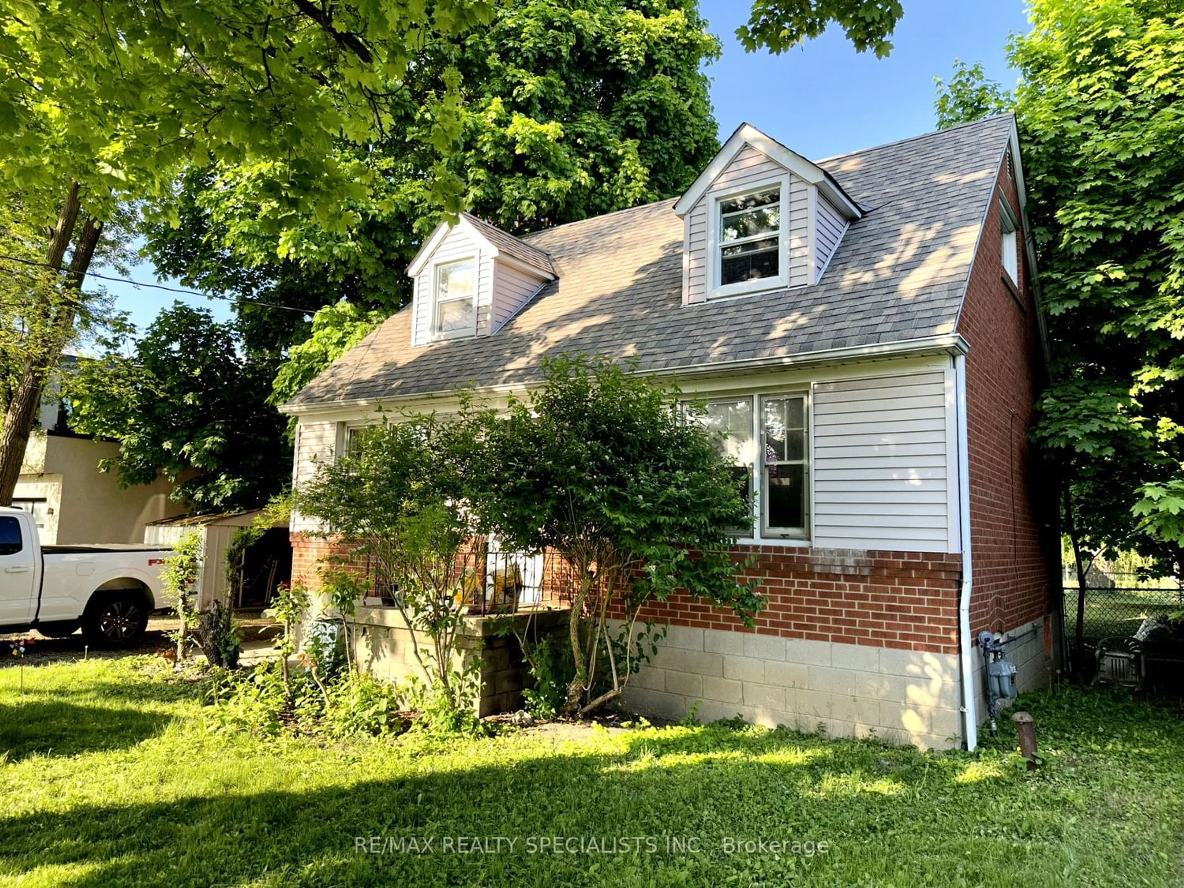 Frontside or backside of a home for 27 Ancona St, Toronto Ontario M2R 2H3