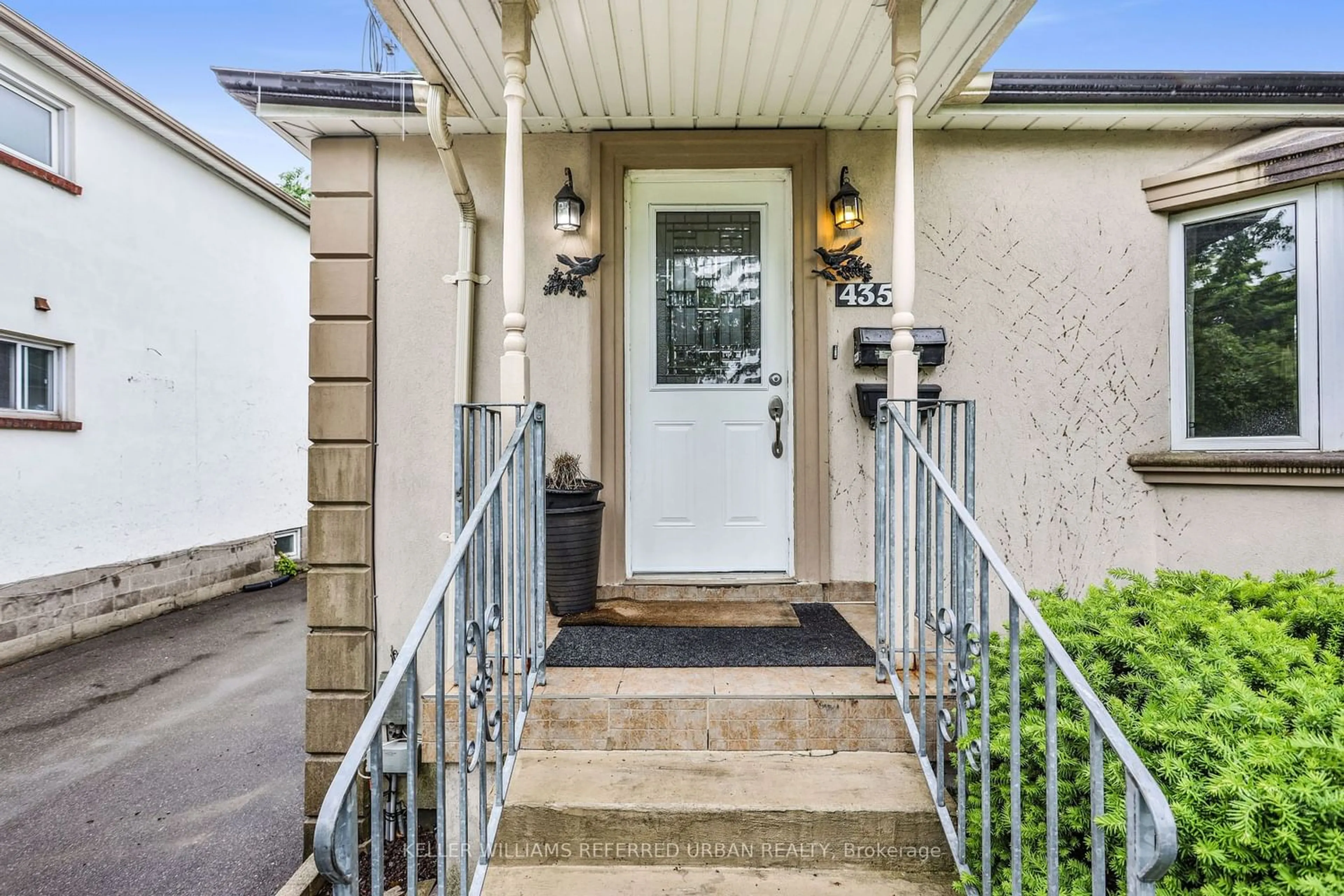 Indoor entryway for 435 Ellerslie Ave, Toronto Ontario M2R 1C1