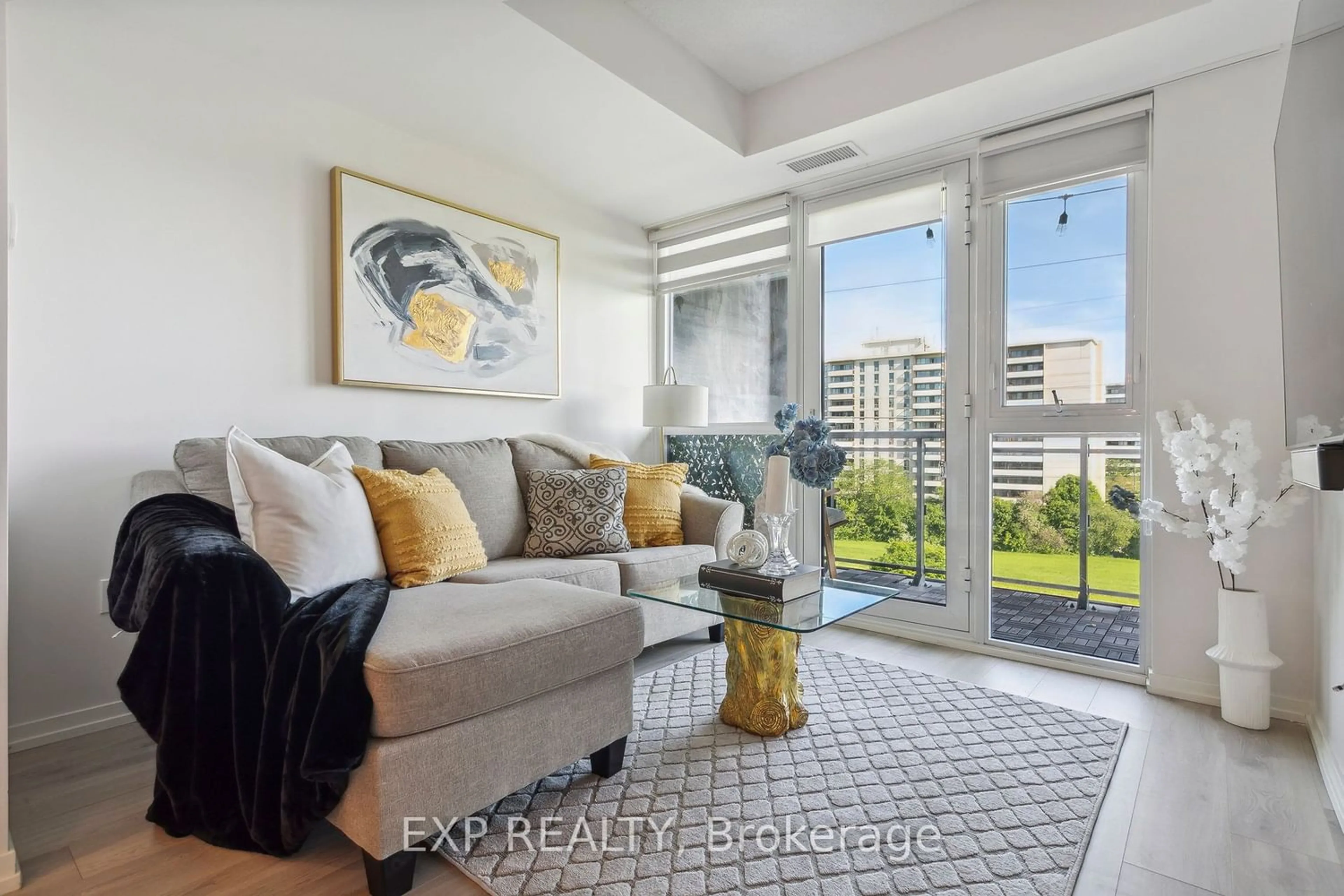 Living room for 3237 Bayview Ave #510, Toronto Ontario M2K 2J7