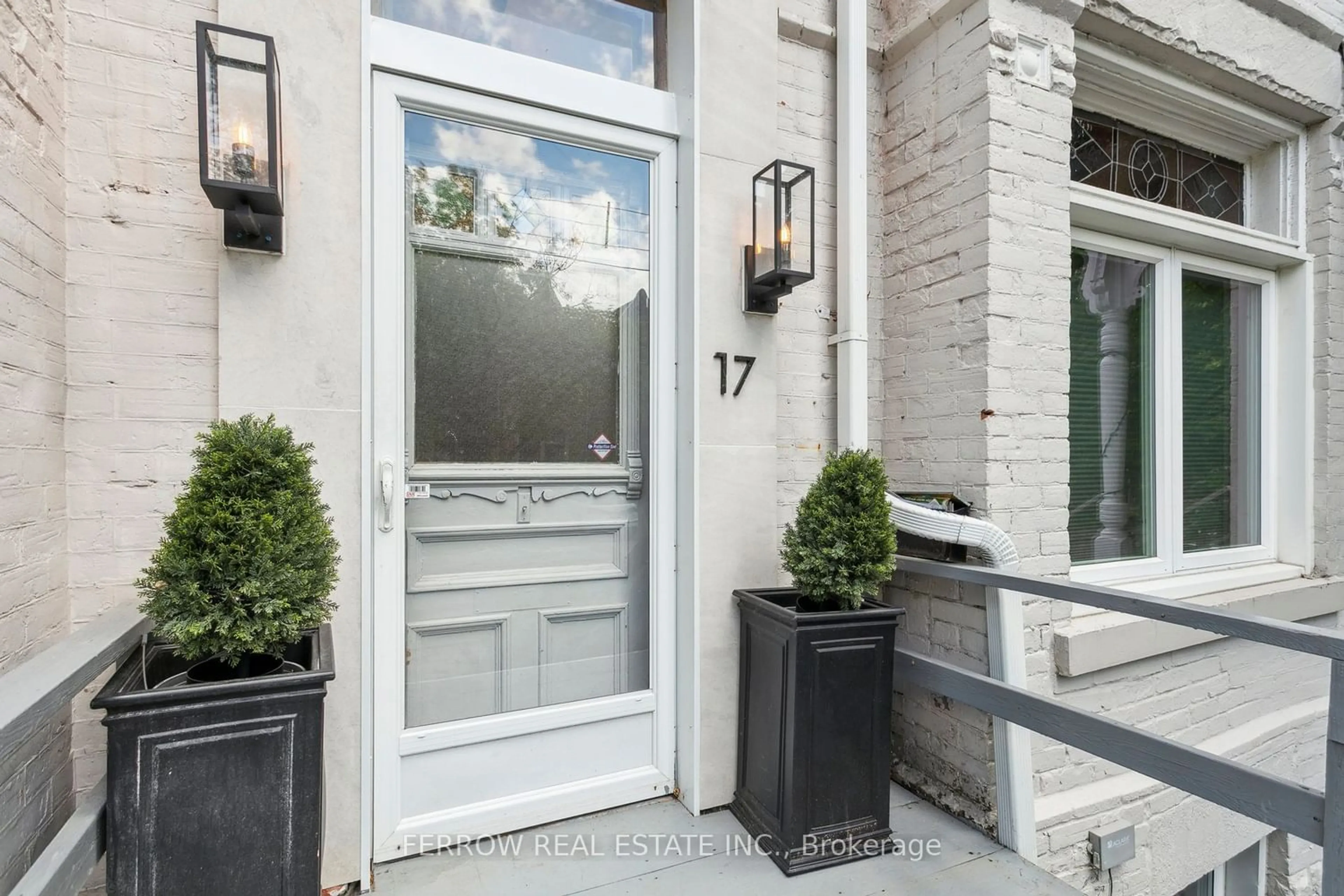 Indoor entryway for 17 Marlborough Ave, Toronto Ontario M5R 1X5