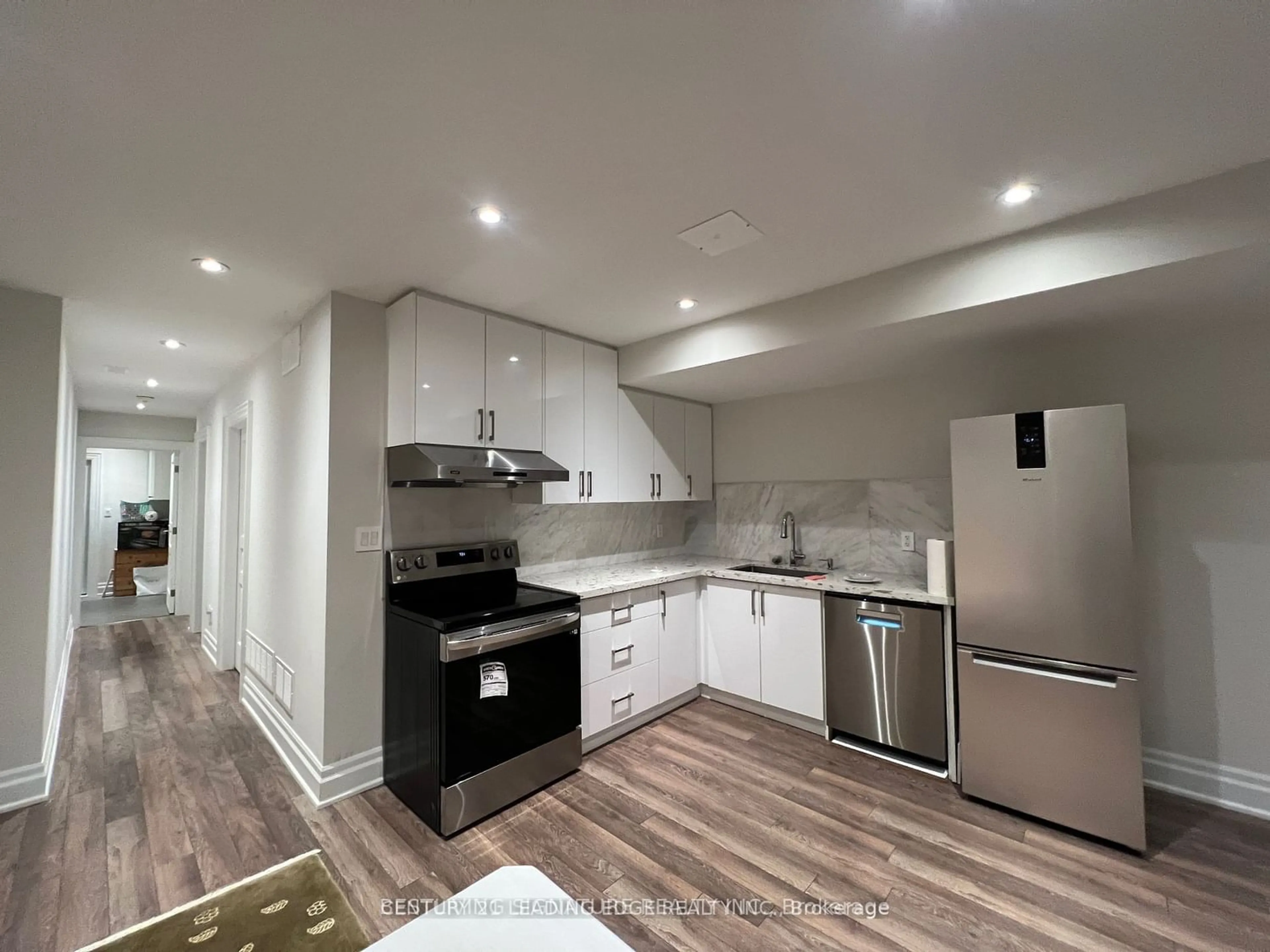 Standard kitchen for 368 Balliol St, Toronto Ontario M4S 1E2