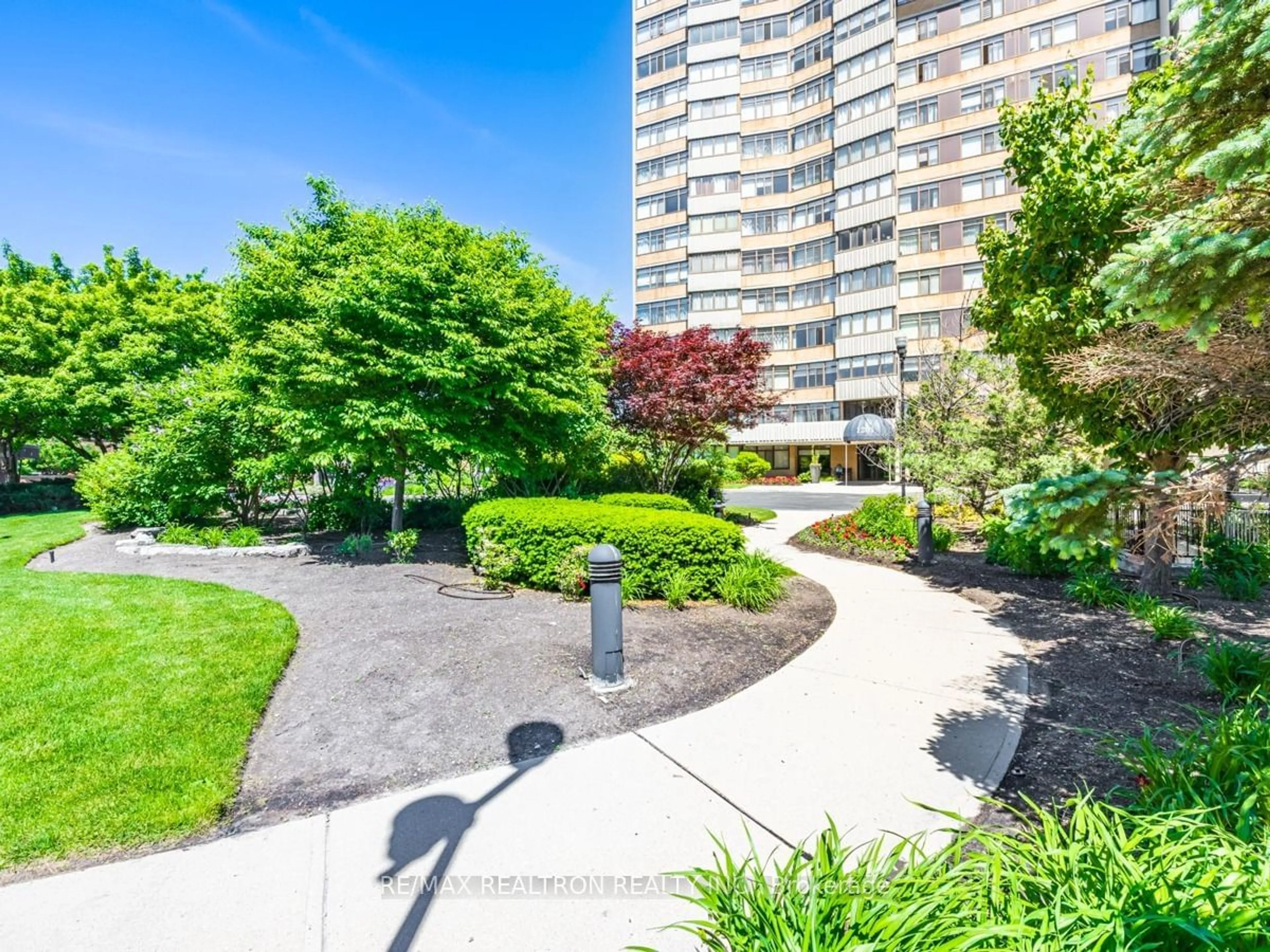 A pic from exterior of the house or condo for 90 Fisherville Rd #304, Toronto Ontario M2R 3J9