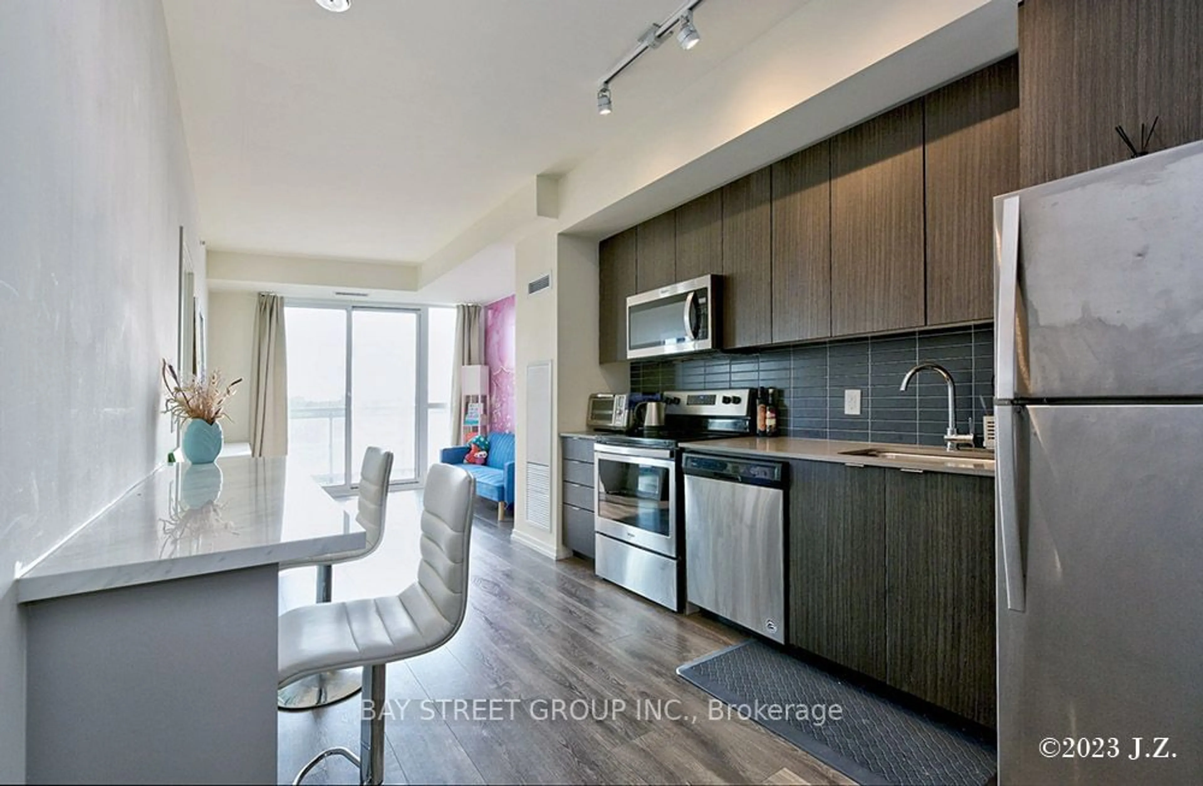 Standard kitchen for 3237 Bayview Ave #714, Toronto Ontario M4K 1G4