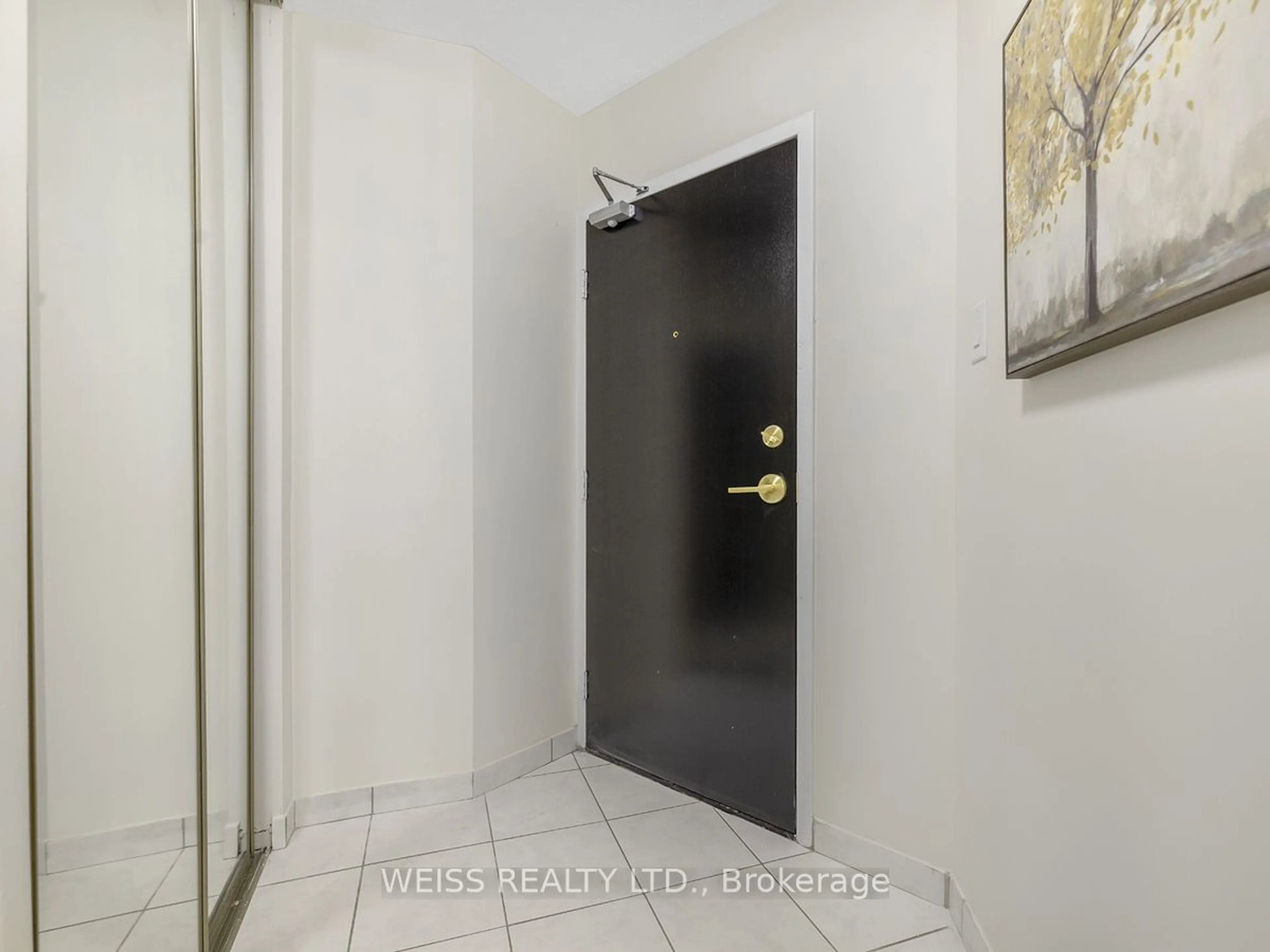 Indoor entryway for 150 Neptune Dr #501, Toronto Ontario M6A 2Y9