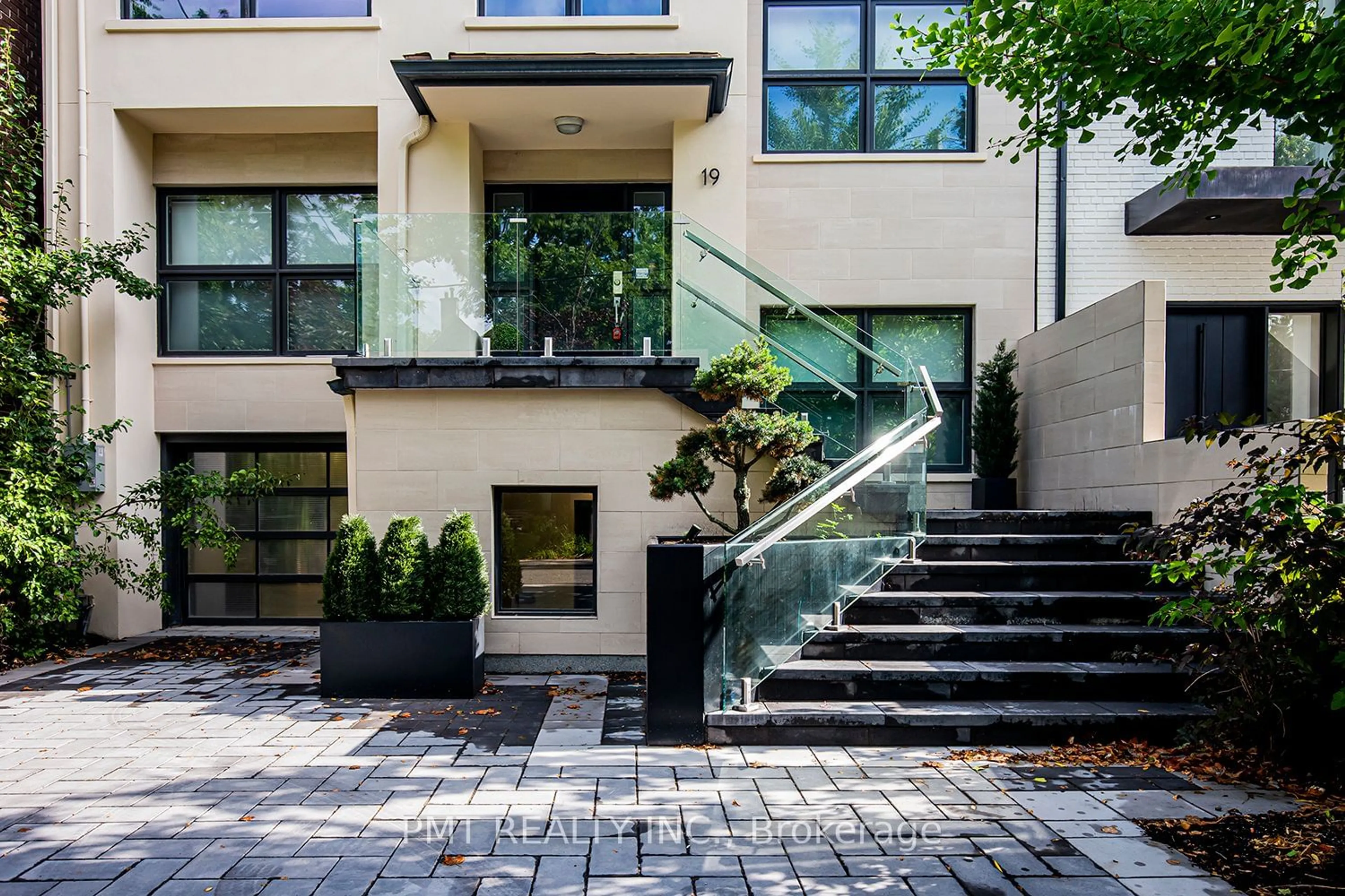 Stairs for 19 Clarendon Ave, Toronto Ontario M4V 1H8