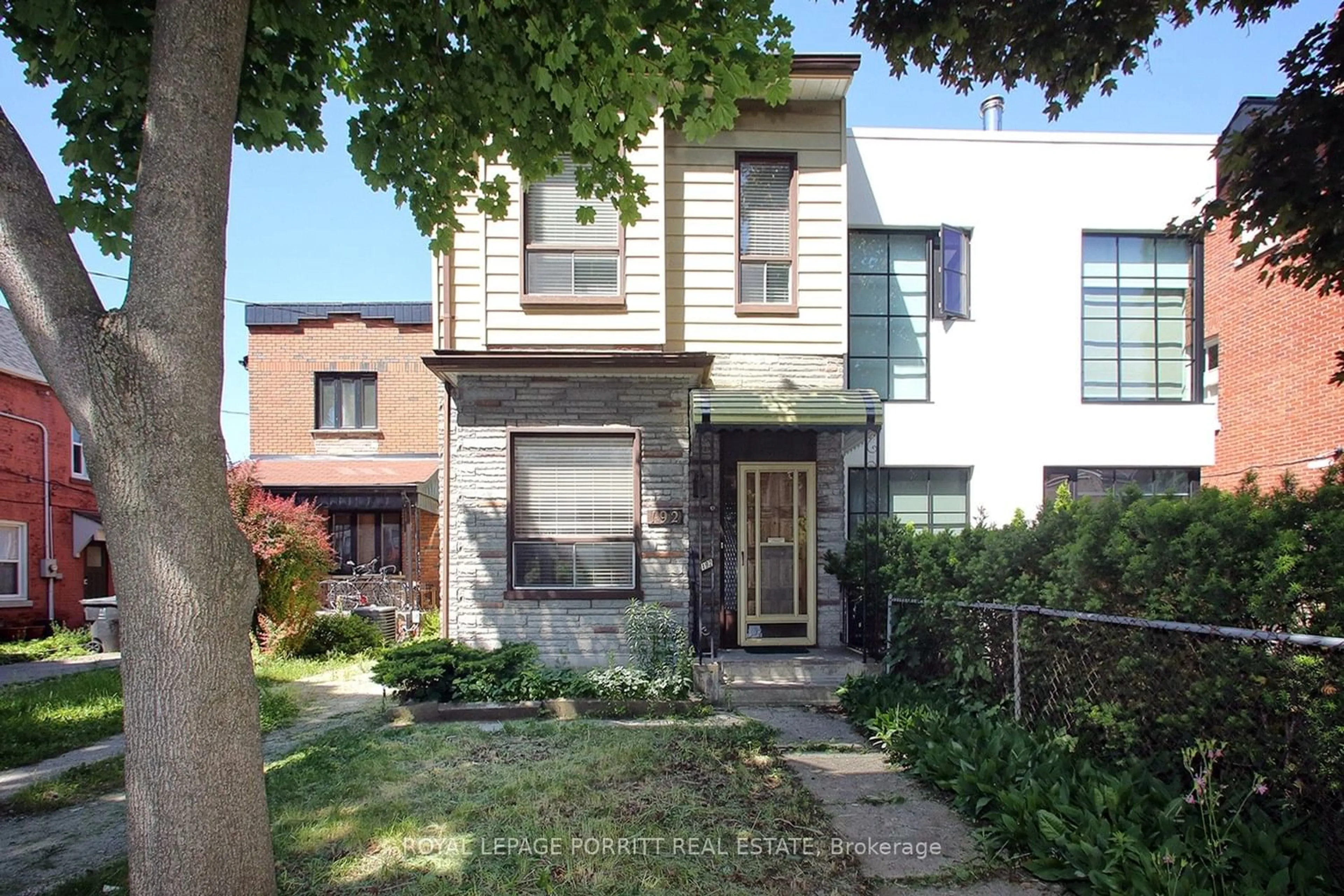 A pic from exterior of the house or condo for 192 Clinton St, Toronto Ontario M6G 2Y5