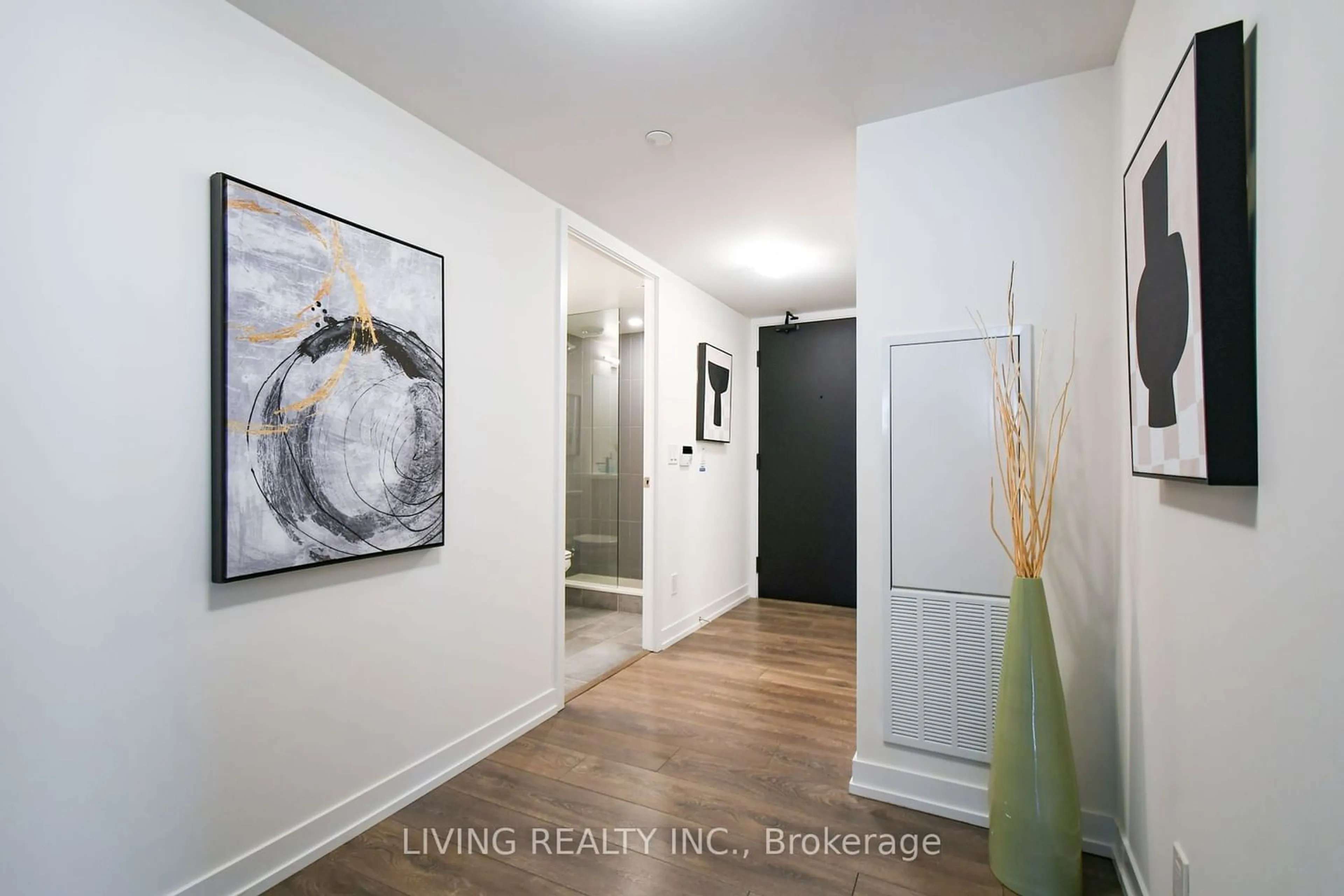 Indoor entryway for 60 Shuter St #2506, Toronto Ontario M5B 0B7