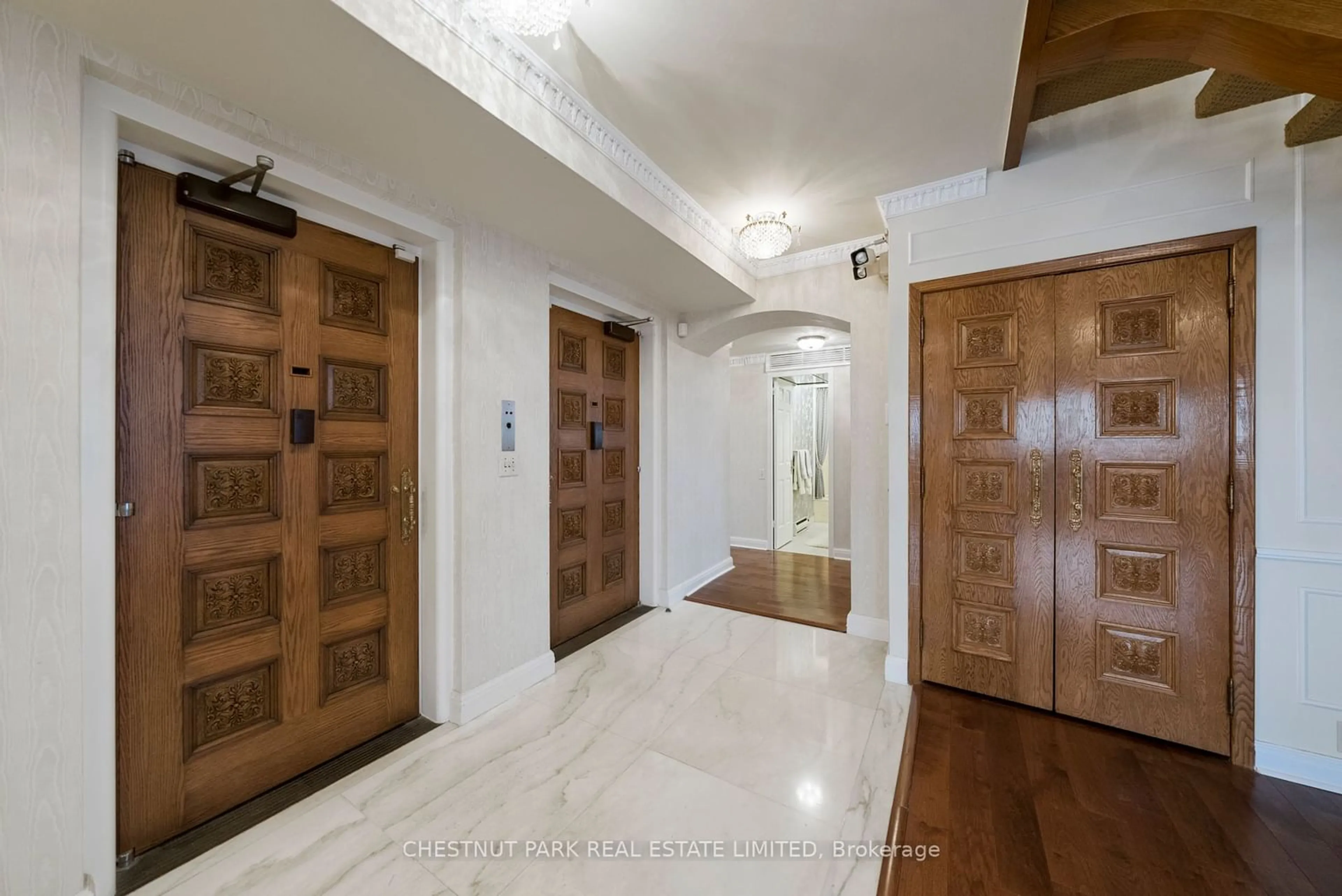 Indoor foyer for 2600 Bathurst St #Ph 1, Toronto Ontario M6B 2Z4