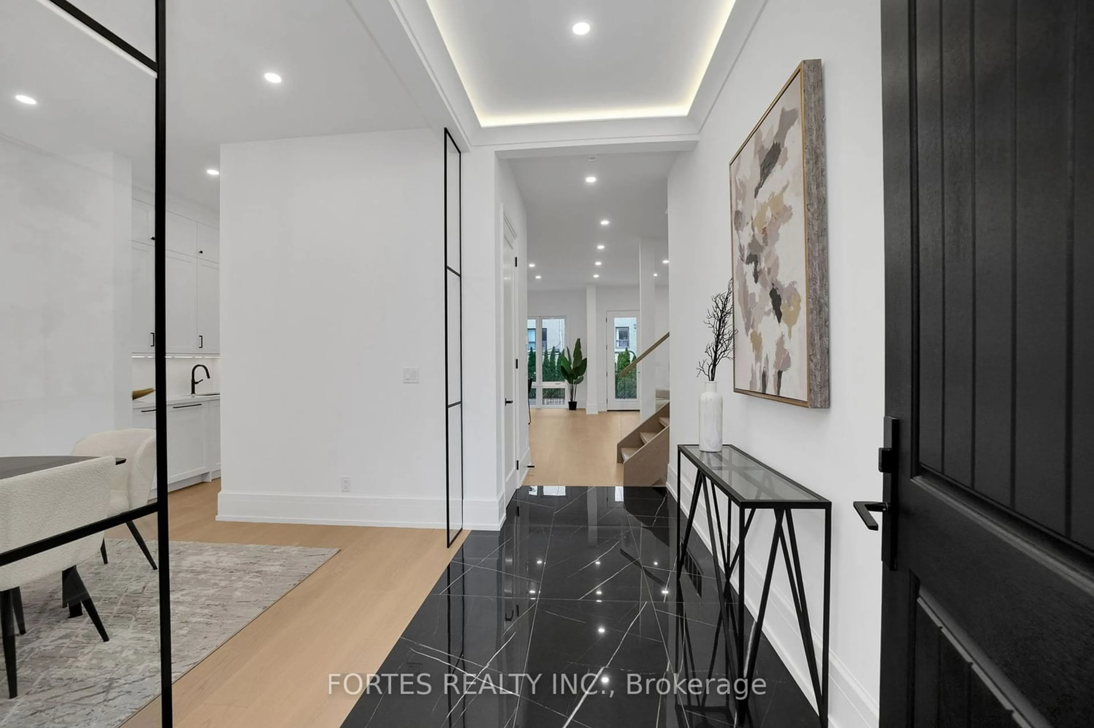 Indoor foyer for 16 Cadillac Ave, Toronto Ontario M3H 1R9