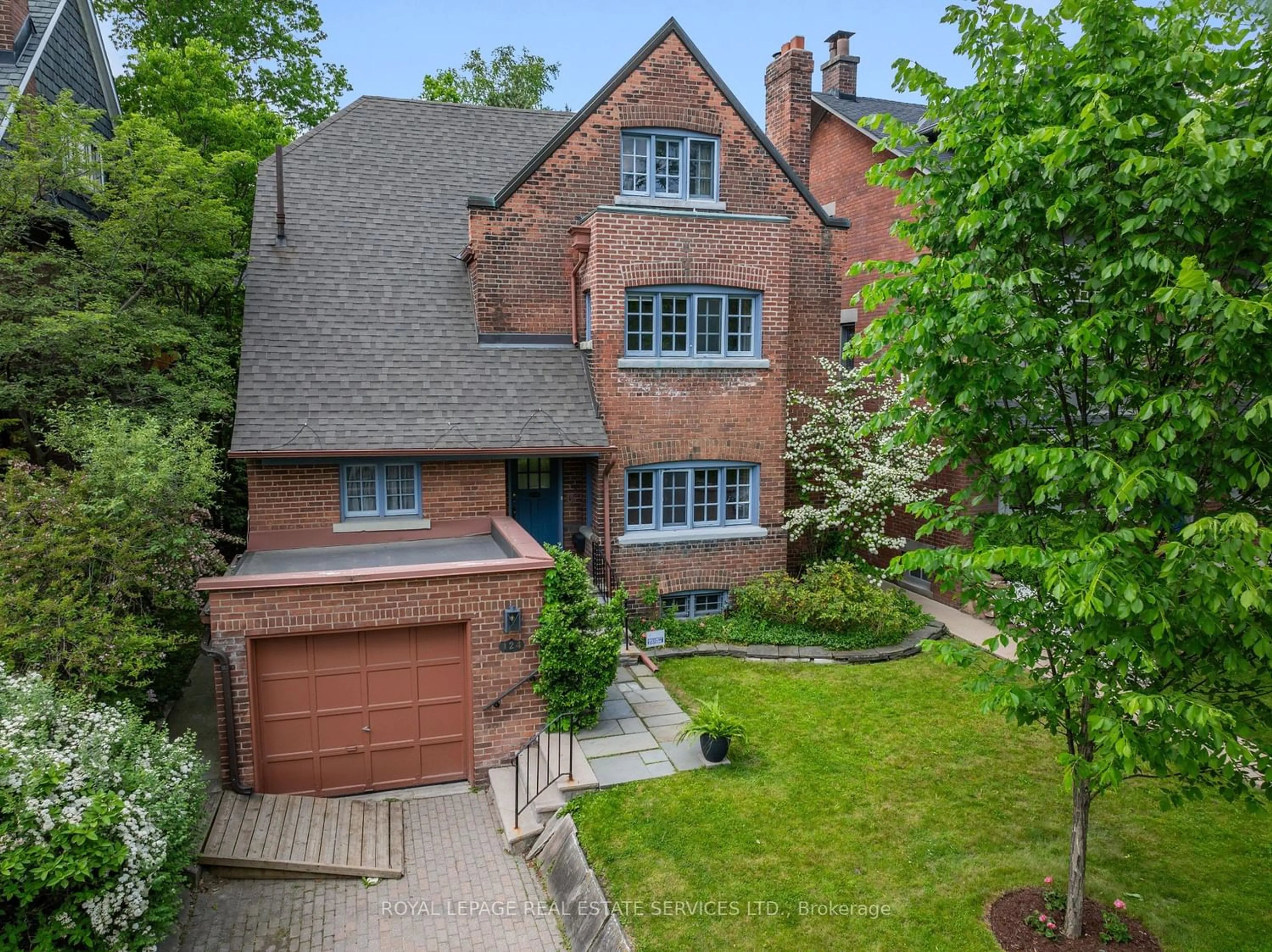 Home with brick exterior material for 124 Roxborough Dr, Toronto Ontario M4W 1X4