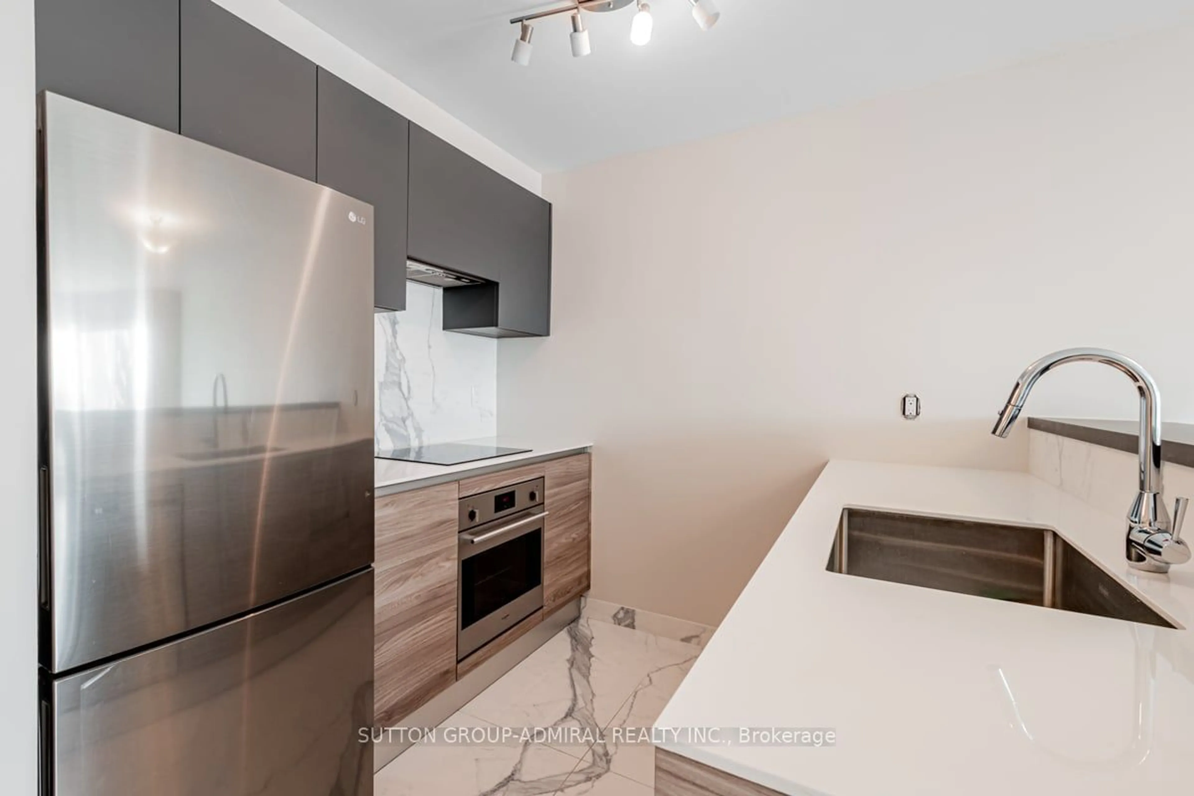 Standard kitchen for 10 Yonge St #1910, Toronto Ontario M5E 1R4