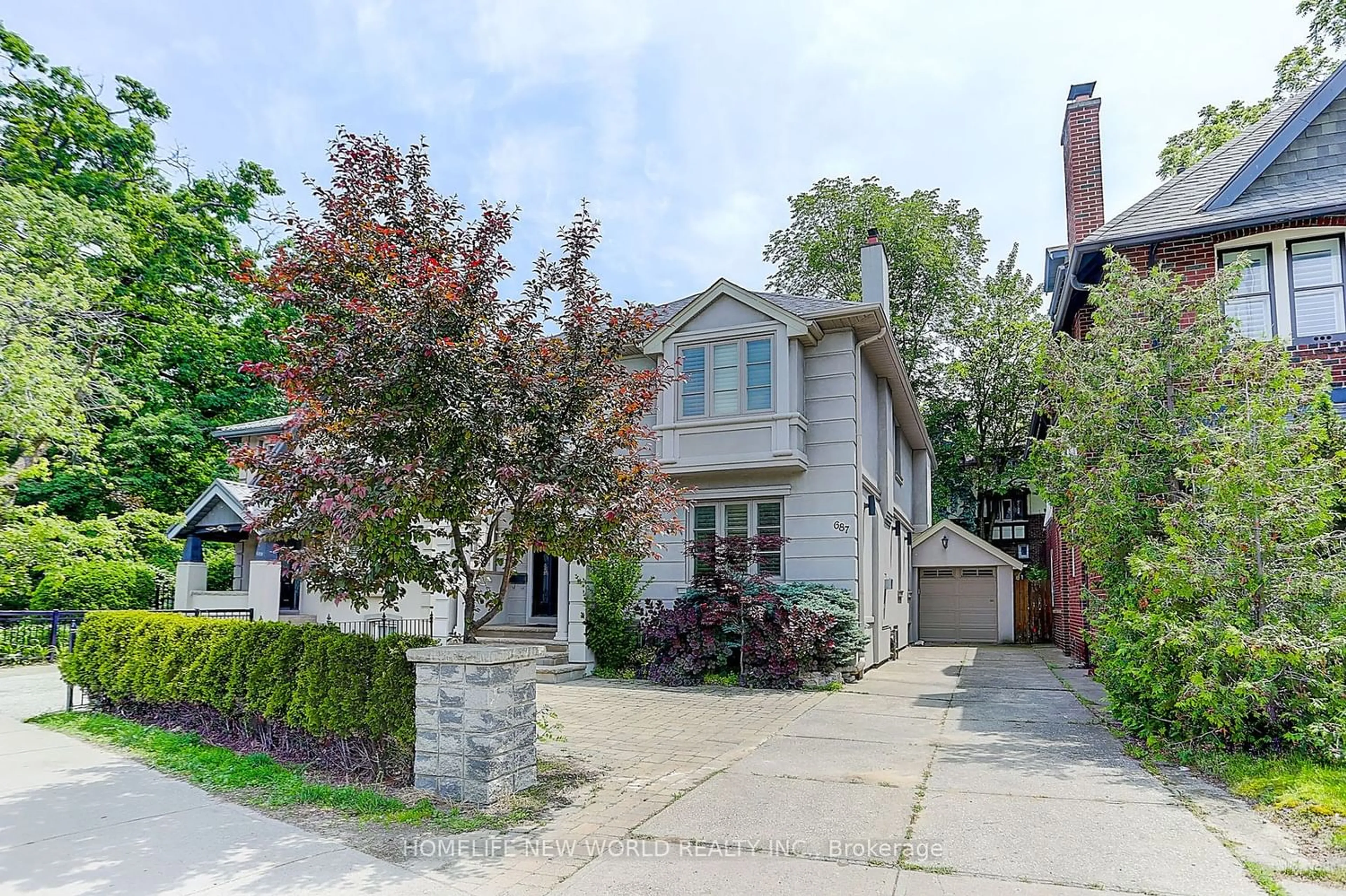 Frontside or backside of a home for 687 Bloor St, Toronto Ontario M4W 1J3