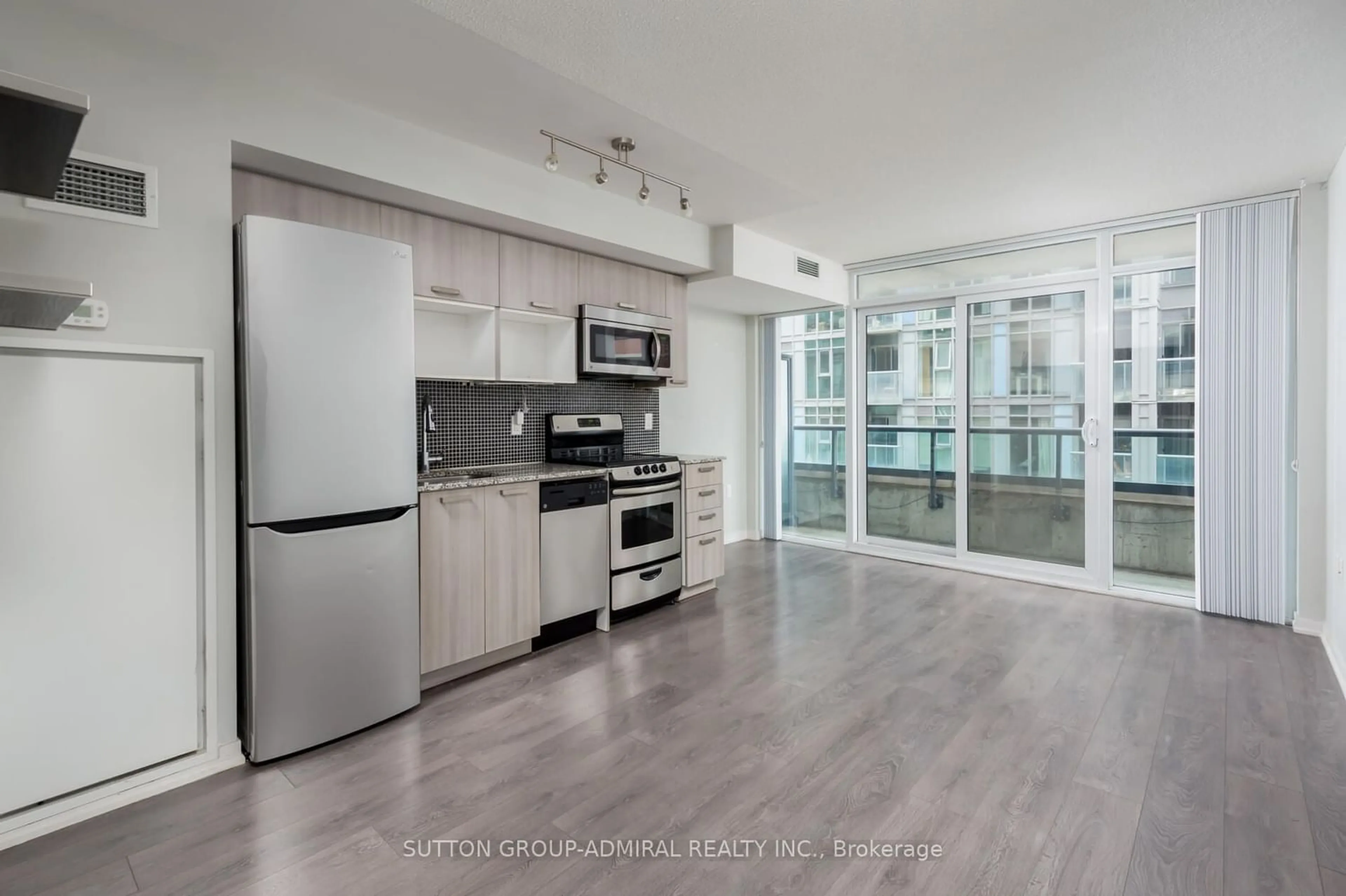 Standard kitchen for 36 Lisgar St #512W, Toronto Ontario M6J 0C7