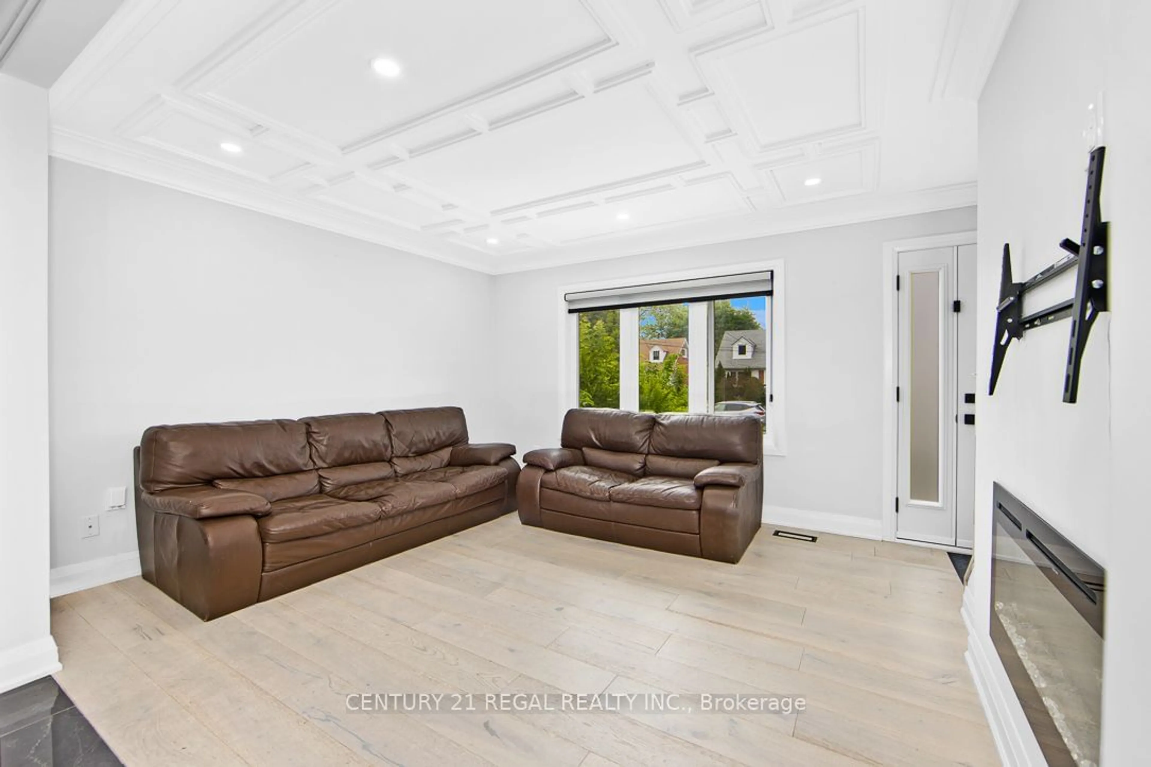 Living room for 32 Dromore Cres, Toronto Ontario M2R 2H5