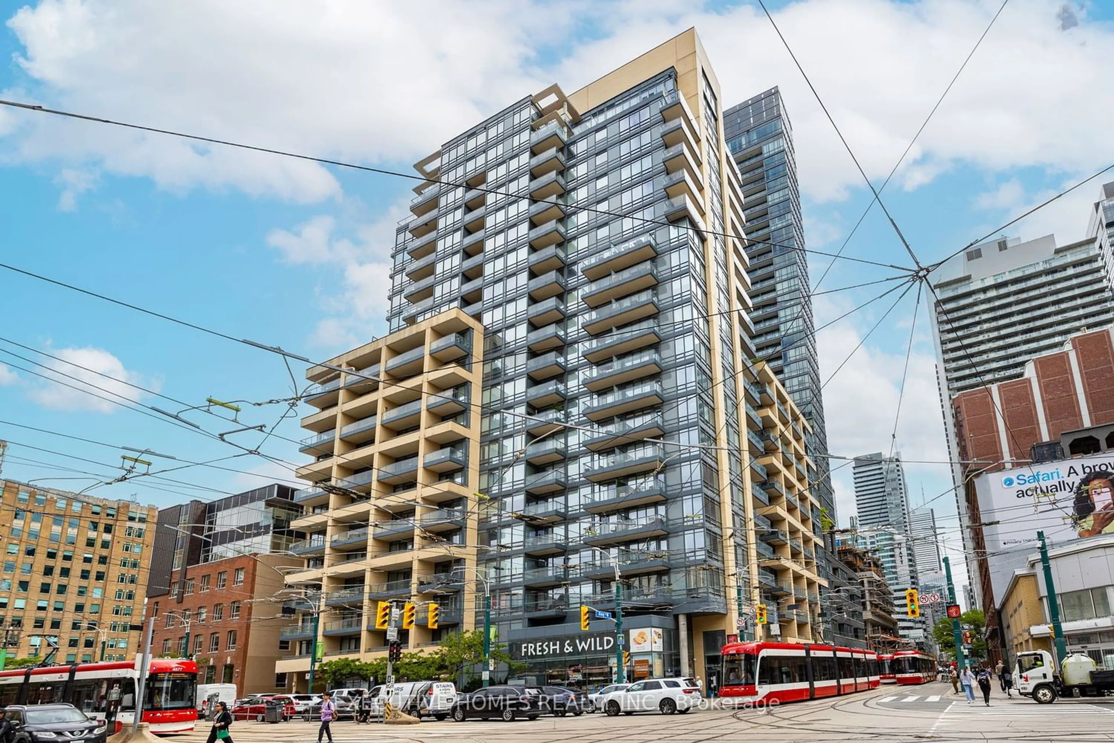 A pic from exterior of the house or condo for 438 King St #1902, Toronto Ontario M5V 3T9