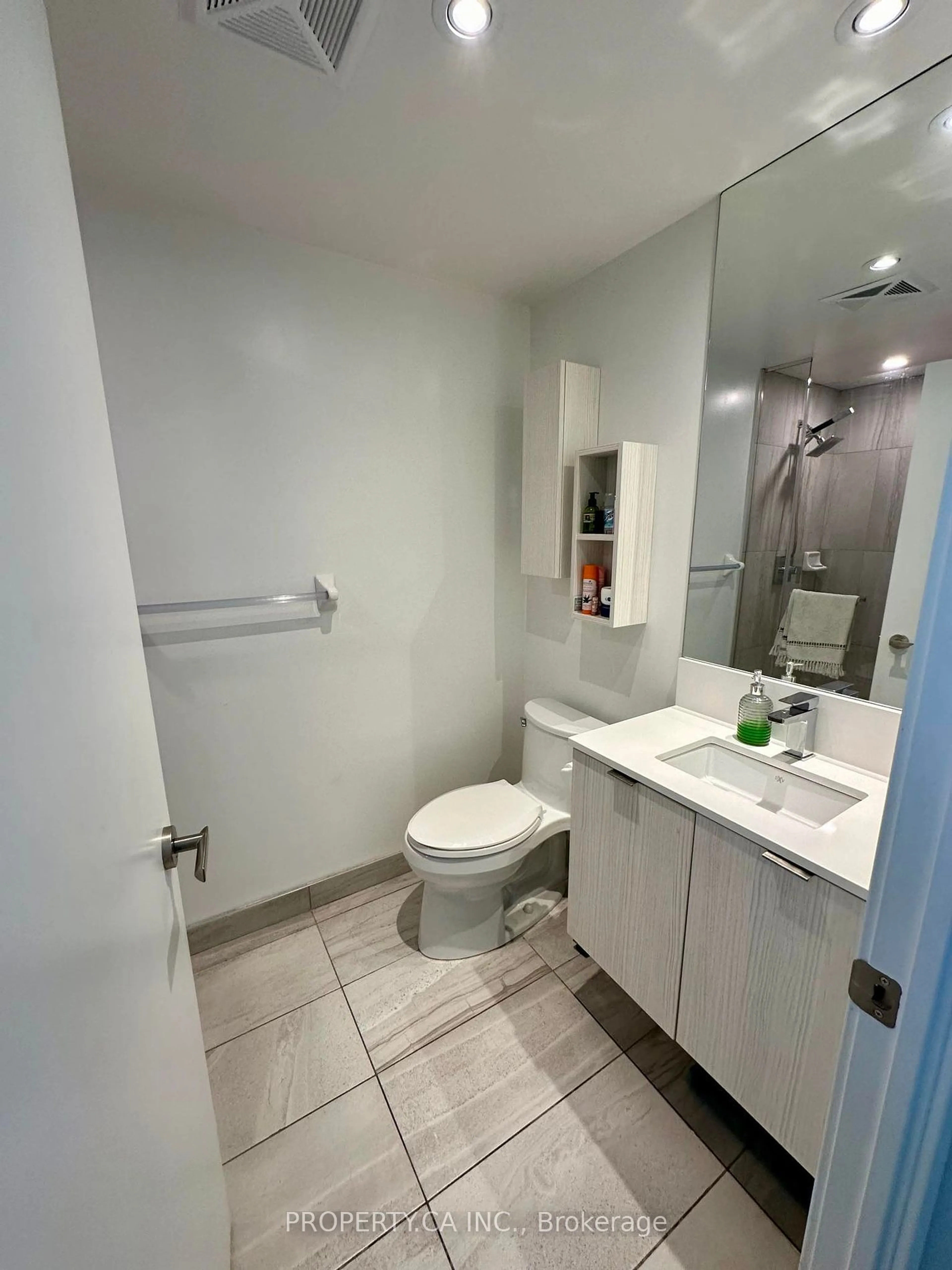 Standard bathroom for 99 Broadway Ave #1110, Toronto Ontario M4P 0E3