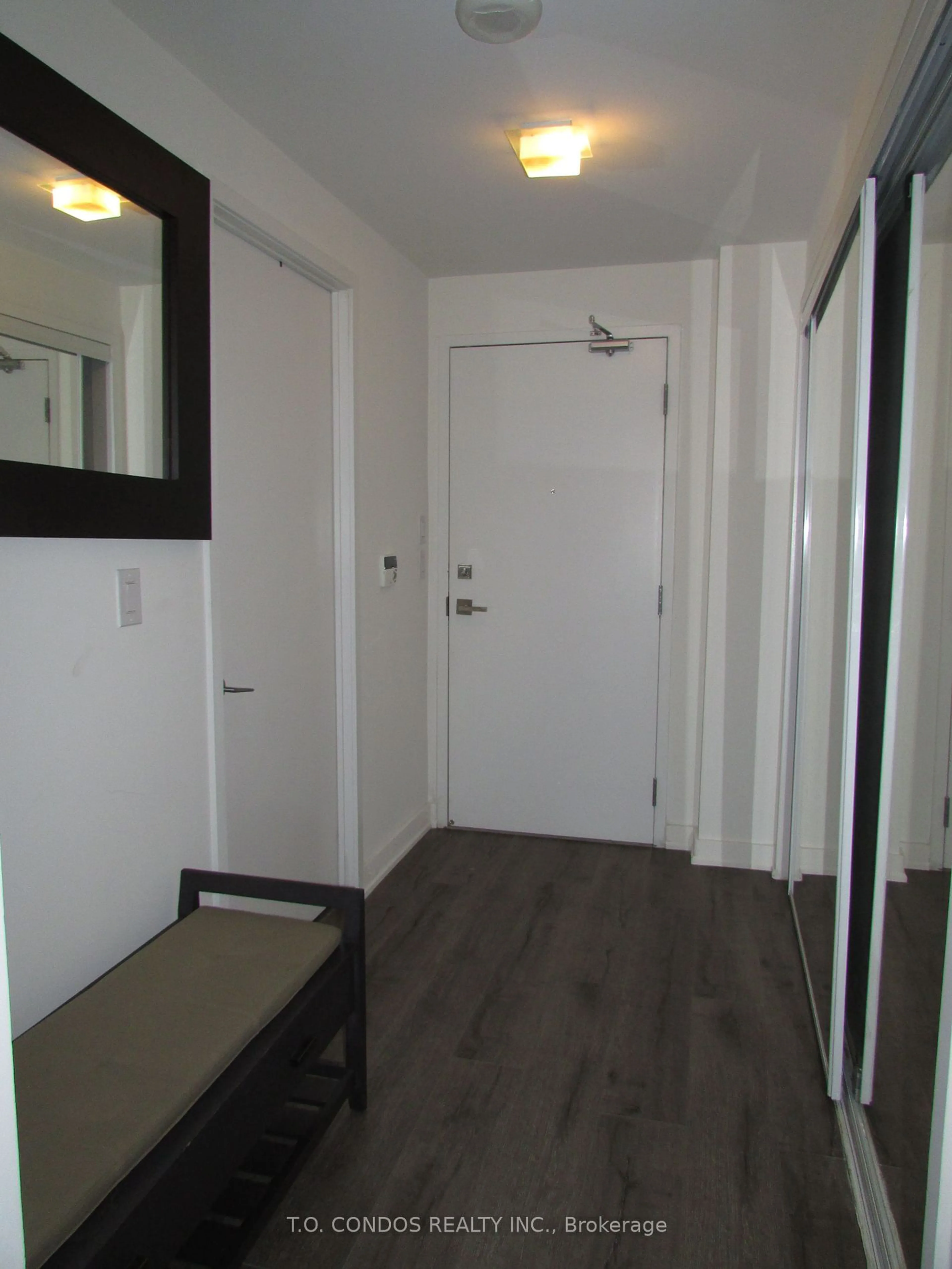 Indoor entryway for 12 York St #1901, Toronto Ontario M5J 0A9