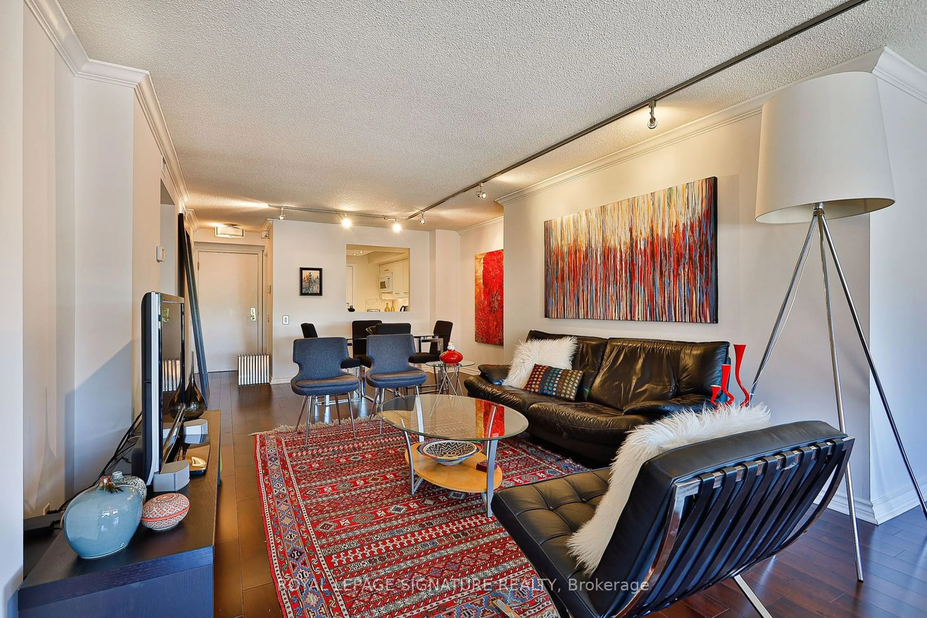 Living room for 1177 Yonge St #401, Toronto Ontario M4G 2K8