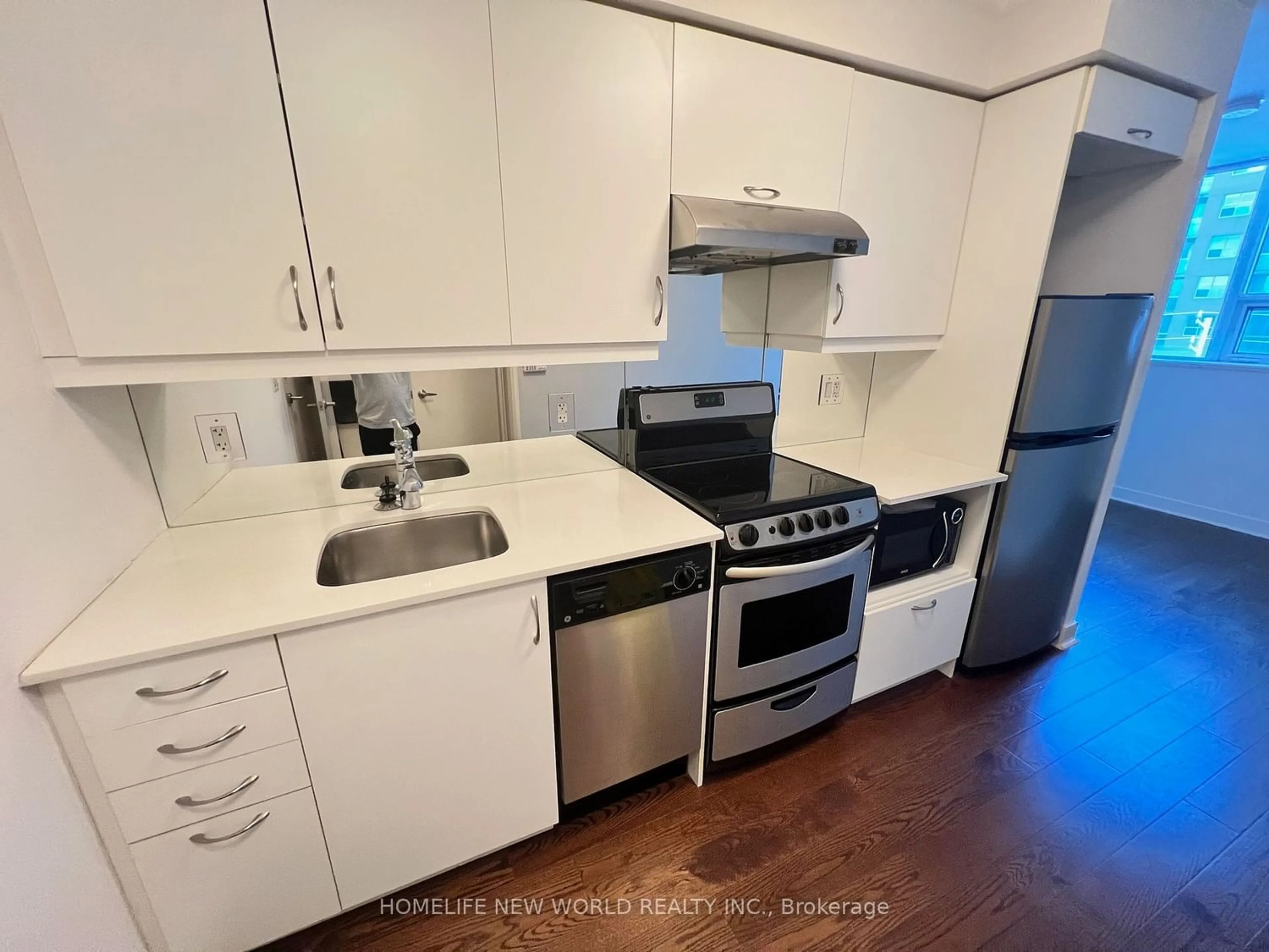 Standard kitchen for 320 Richmond St #404, Toronto Ontario M5A 1P9