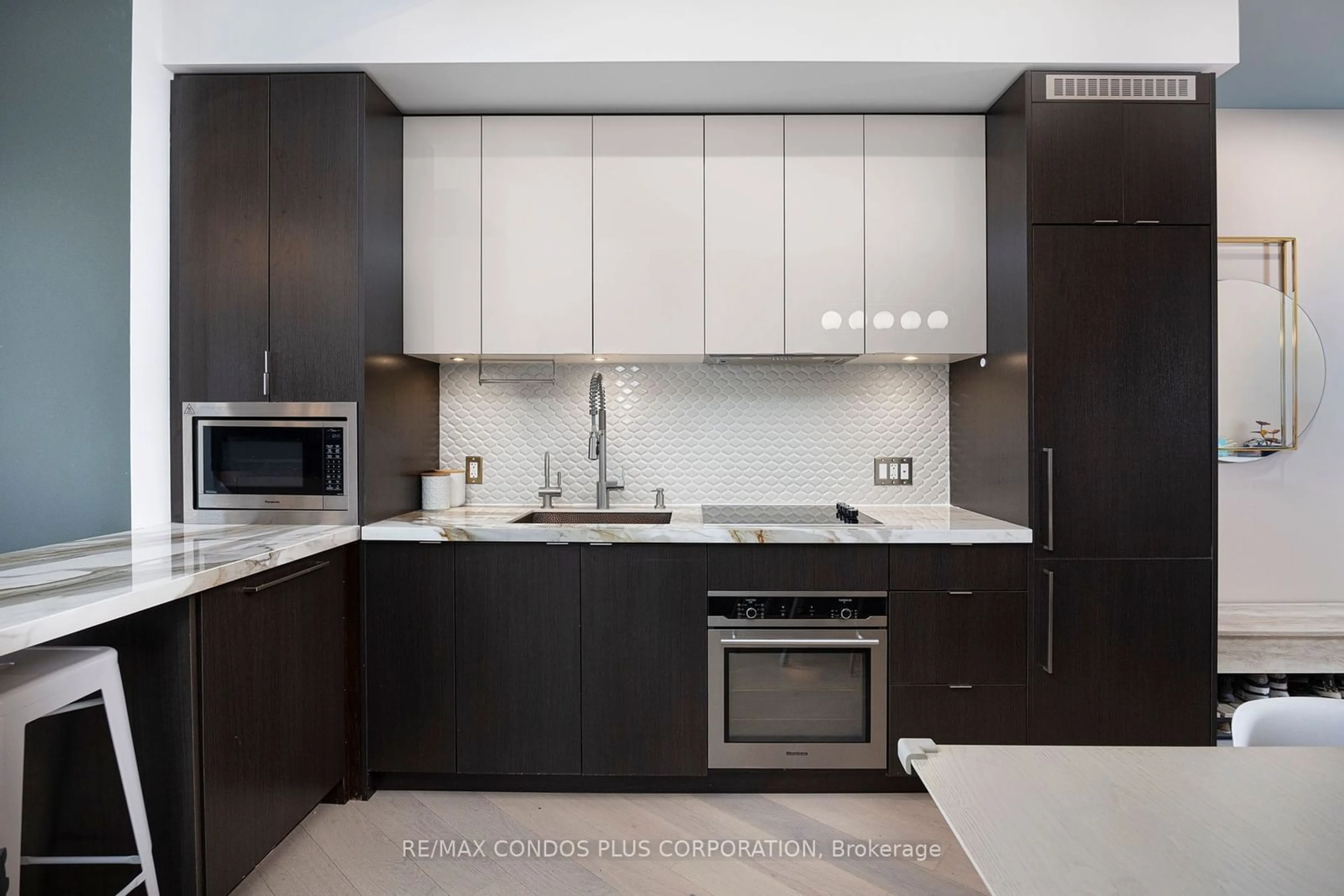 Contemporary kitchen for 125 Blue Jays Way #5303, Toronto Ontario M5V 0N5