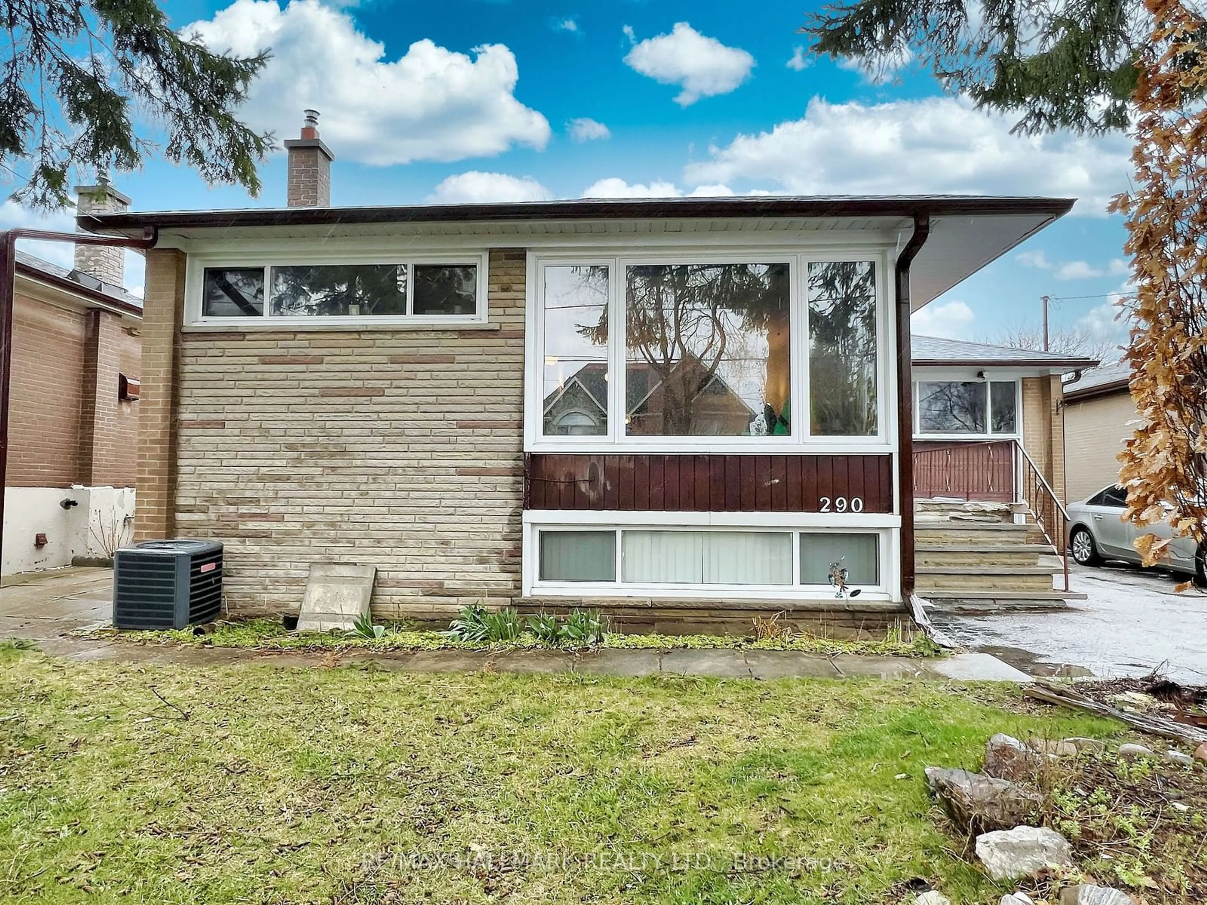 Frontside or backside of a home for 290 Searle Ave, Toronto Ontario M3H 4C4