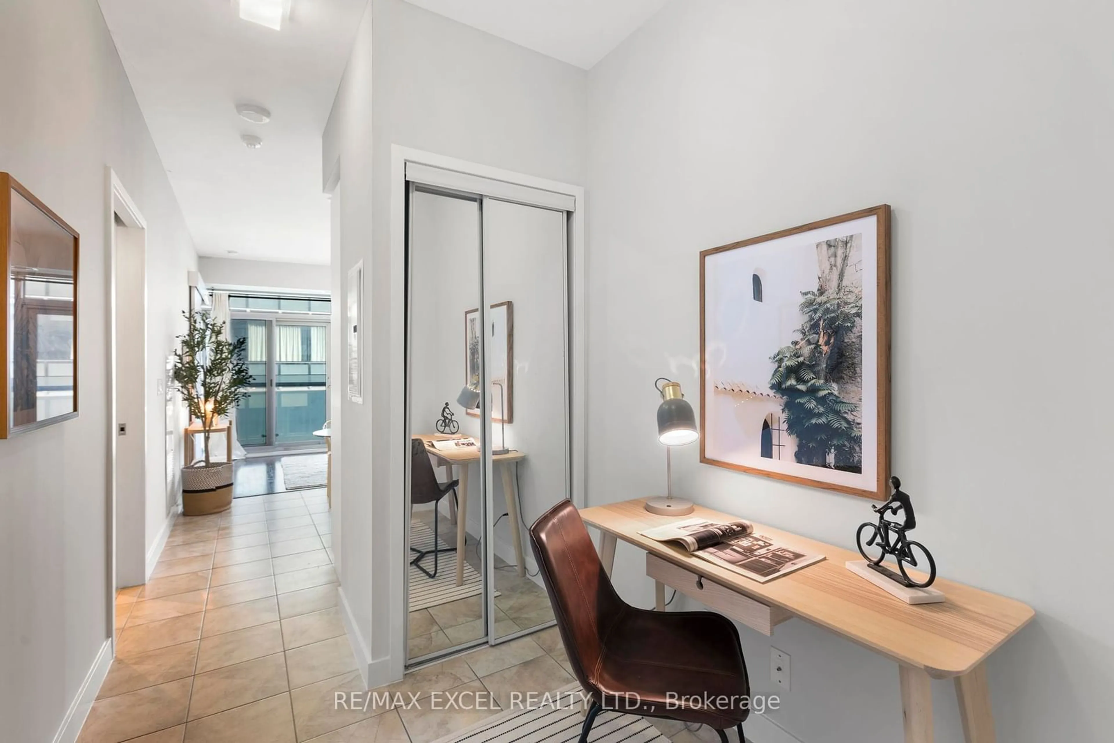 Indoor entryway for 14 York St #3809, Toronto Ontario M5J 2Z2