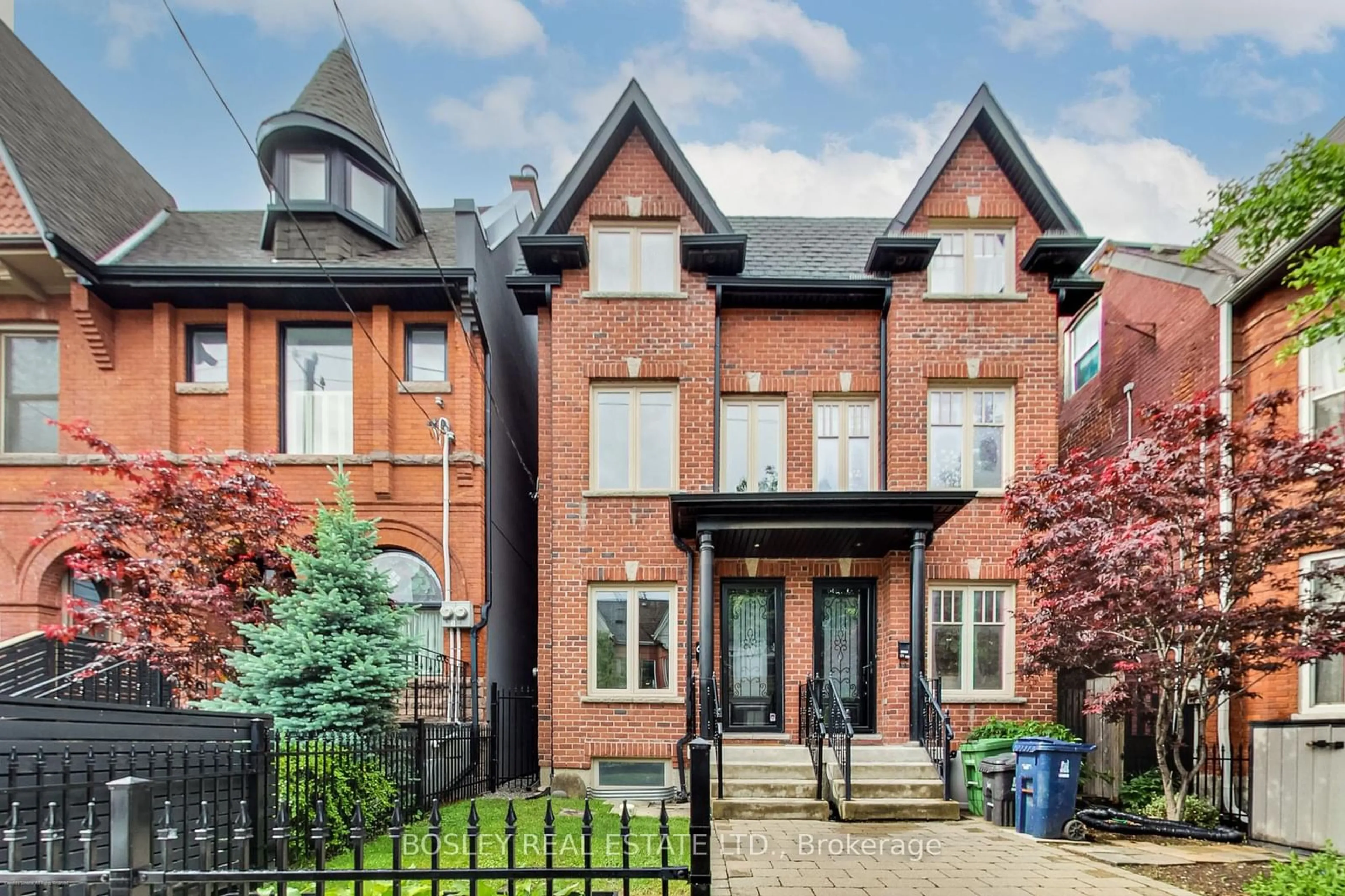 Home with brick exterior material for 68A Oxford St, Toronto Ontario M5T 1P1