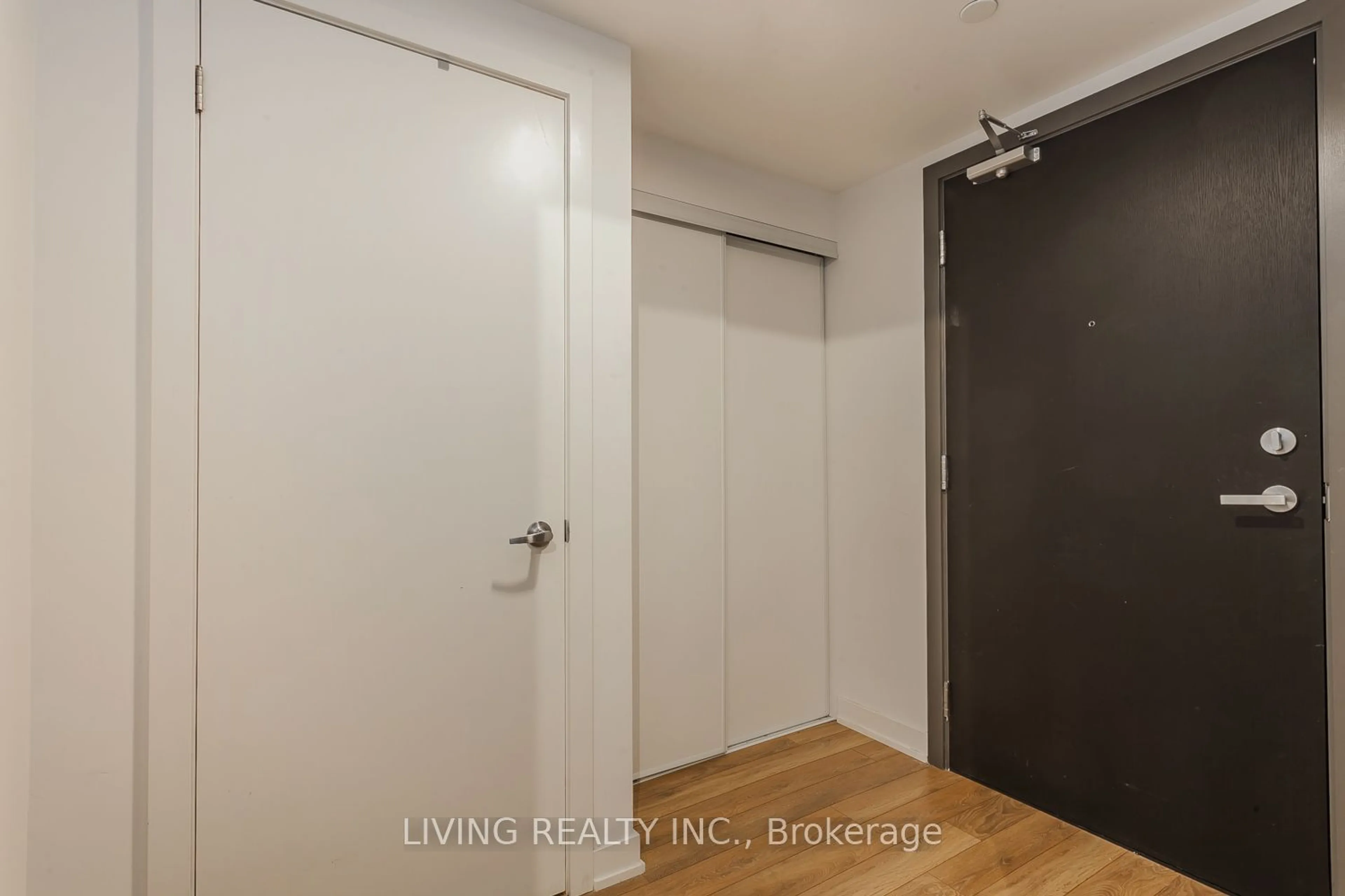 Indoor entryway for 1 Cardiff Rd #413, Toronto Ontario M4P 0G2