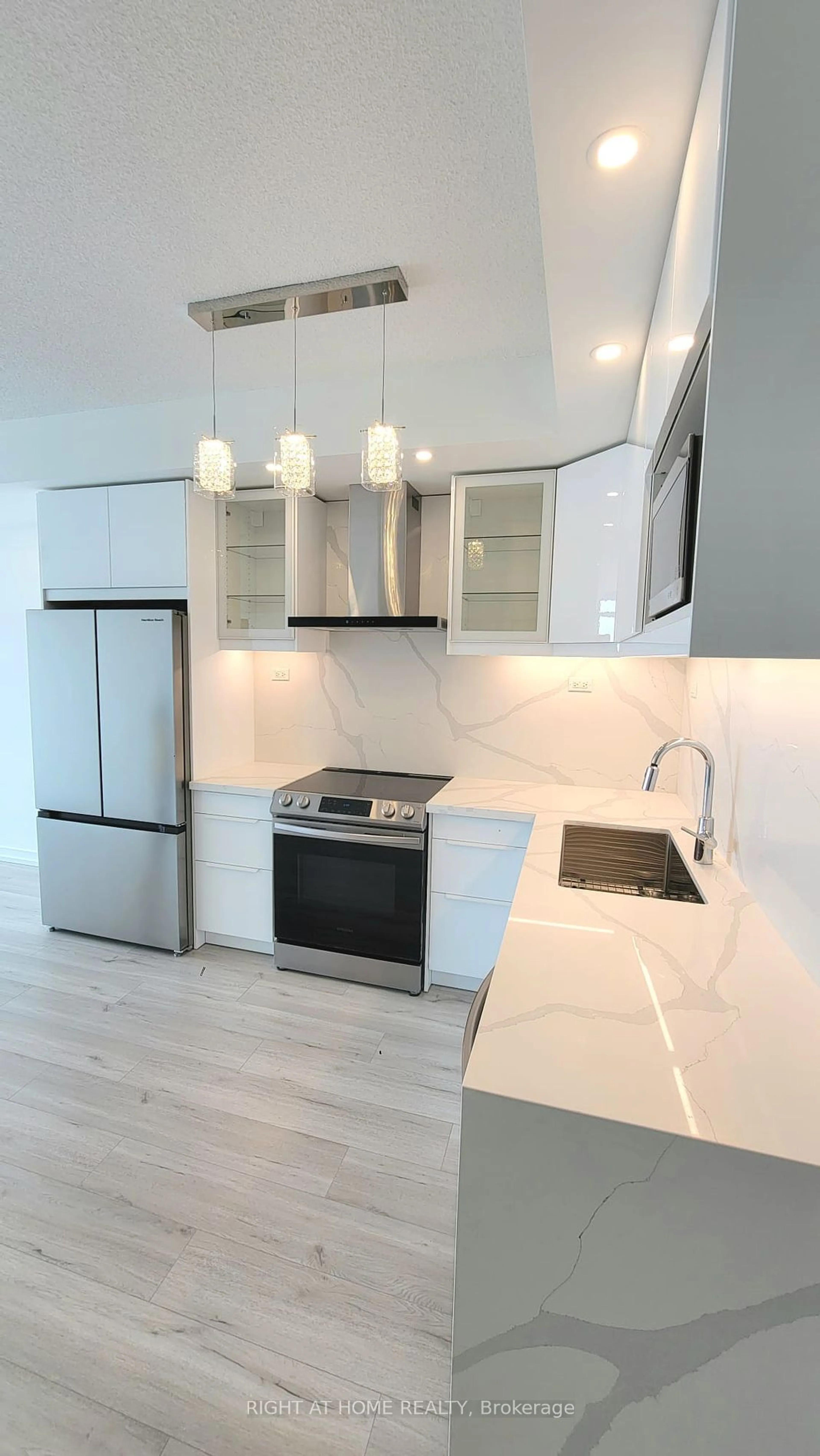 Contemporary kitchen for 121 Mcmahon Dr #2912, Toronto Ontario M2K 0C1