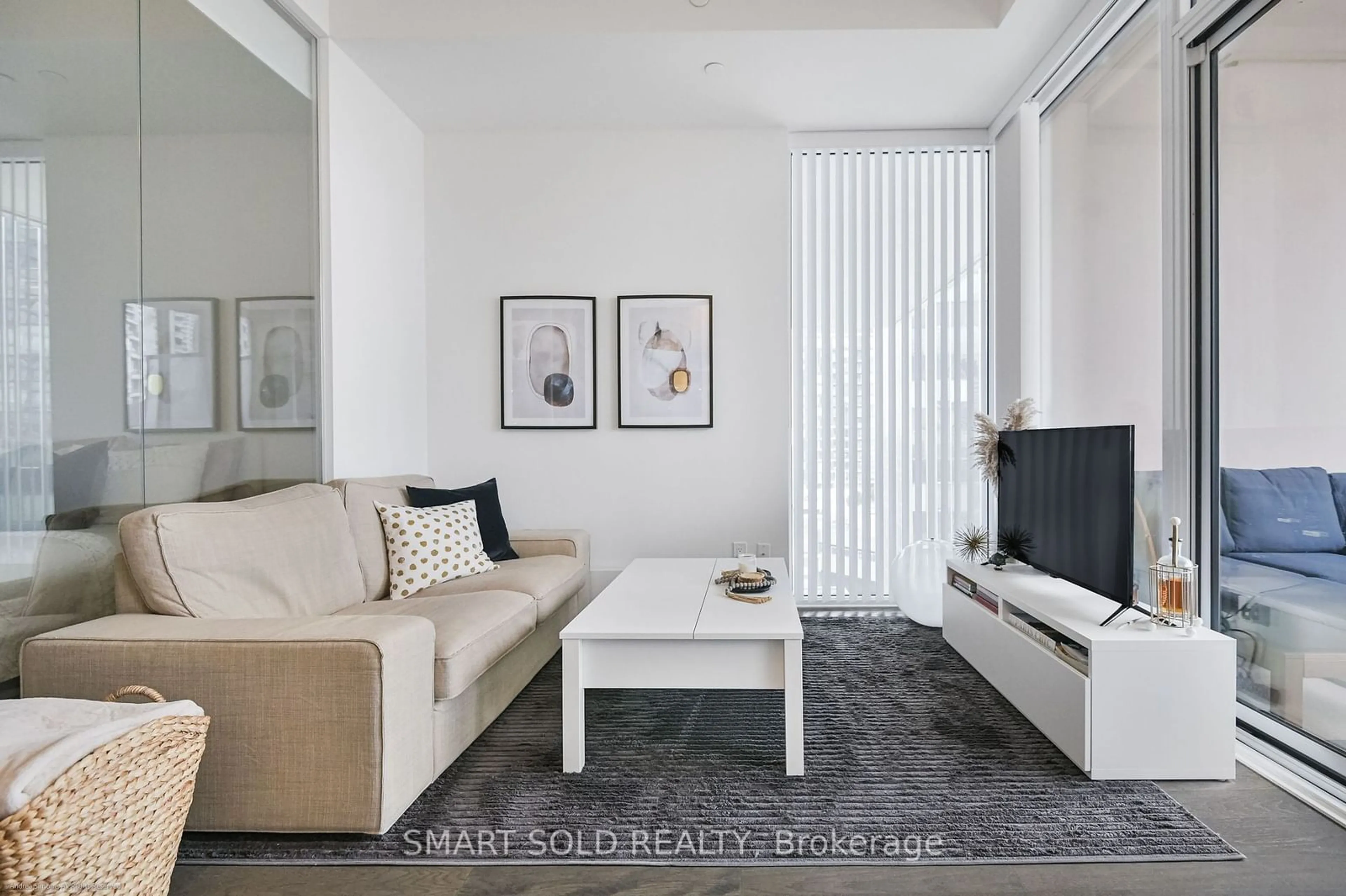 Living room for 5 Soudan Ave #915, Toronto Ontario M4S 0B1