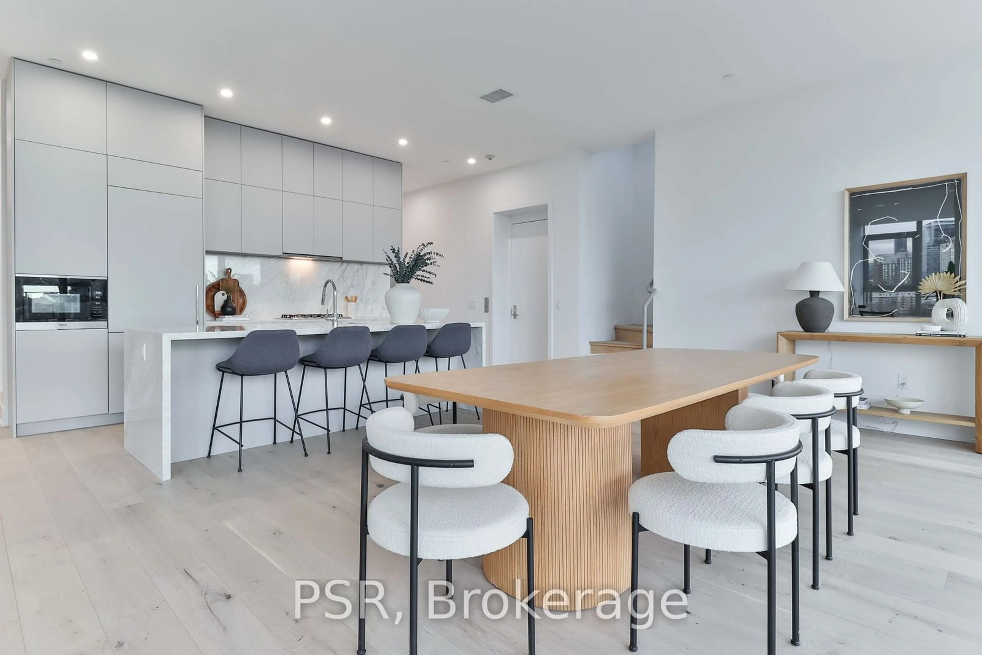 Contemporary kitchen for 346 Davenport Rd #PH02, Toronto Ontario M5R 1K6