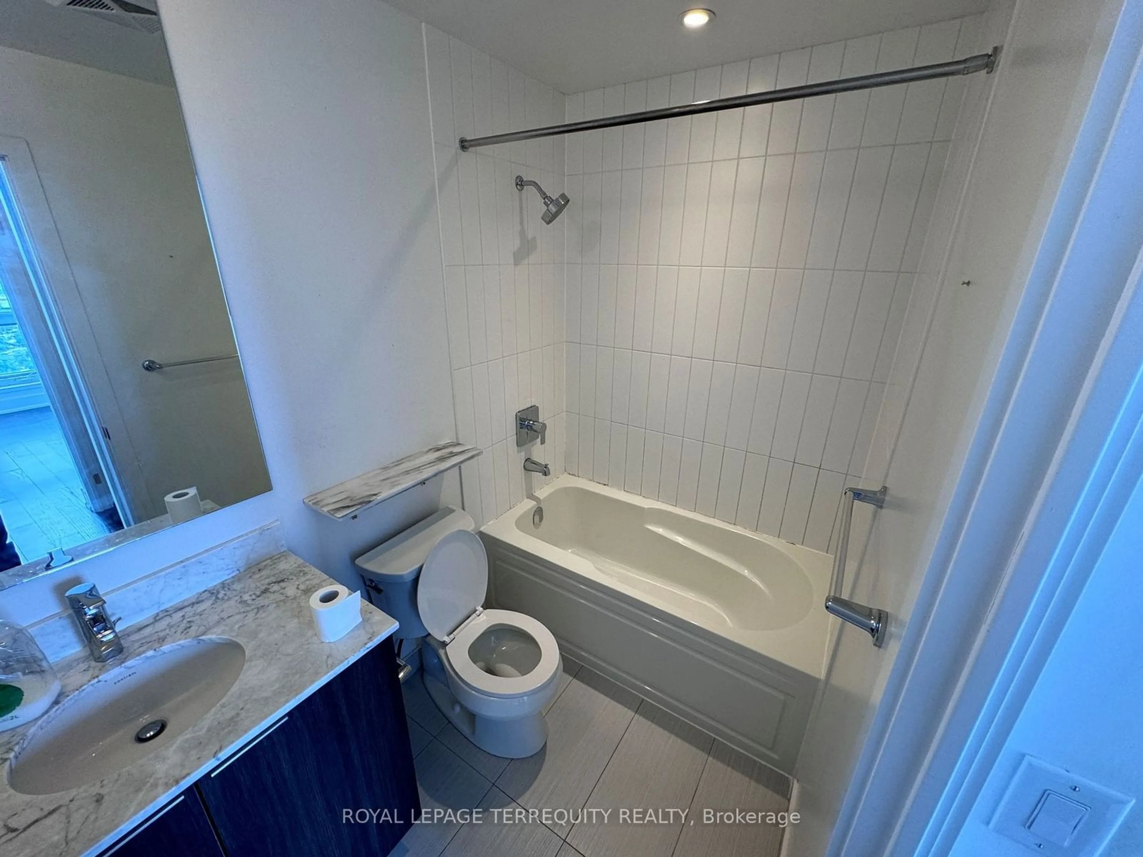 Standard bathroom for 955 Bay St #3013, Toronto Ontario M5S 0C6