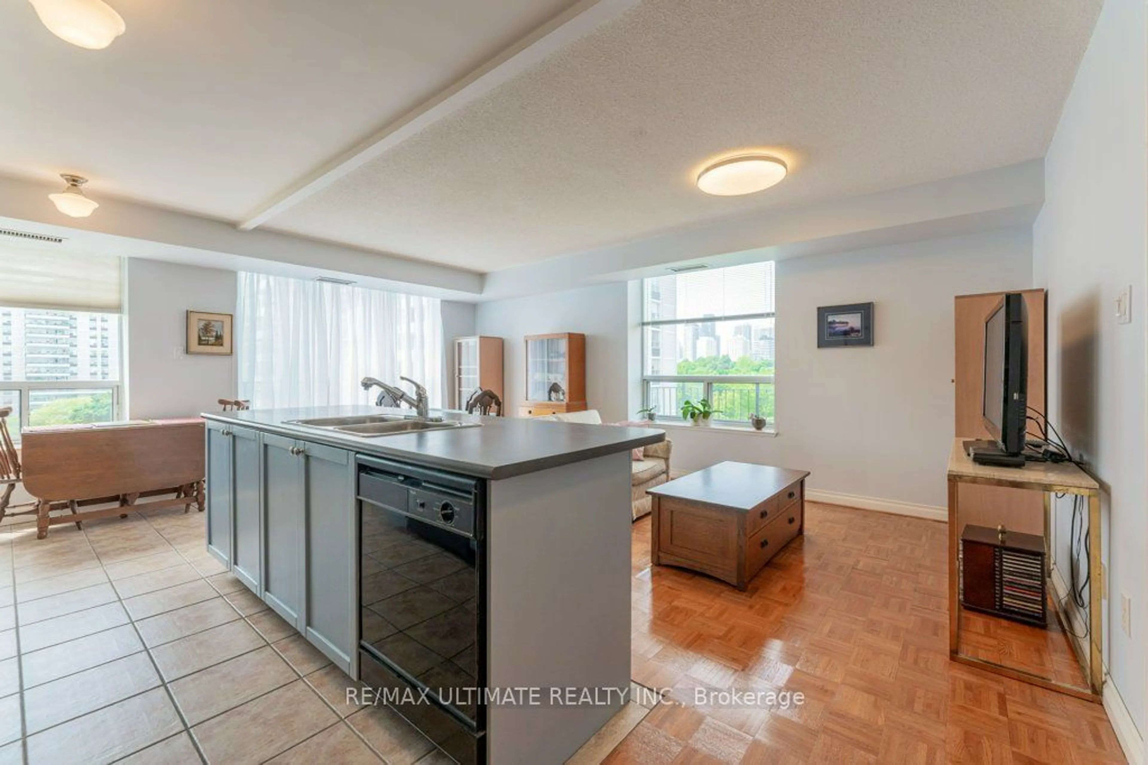 Standard kitchen for 300 Balliol St #PH13, Toronto Ontario M4S 3G6