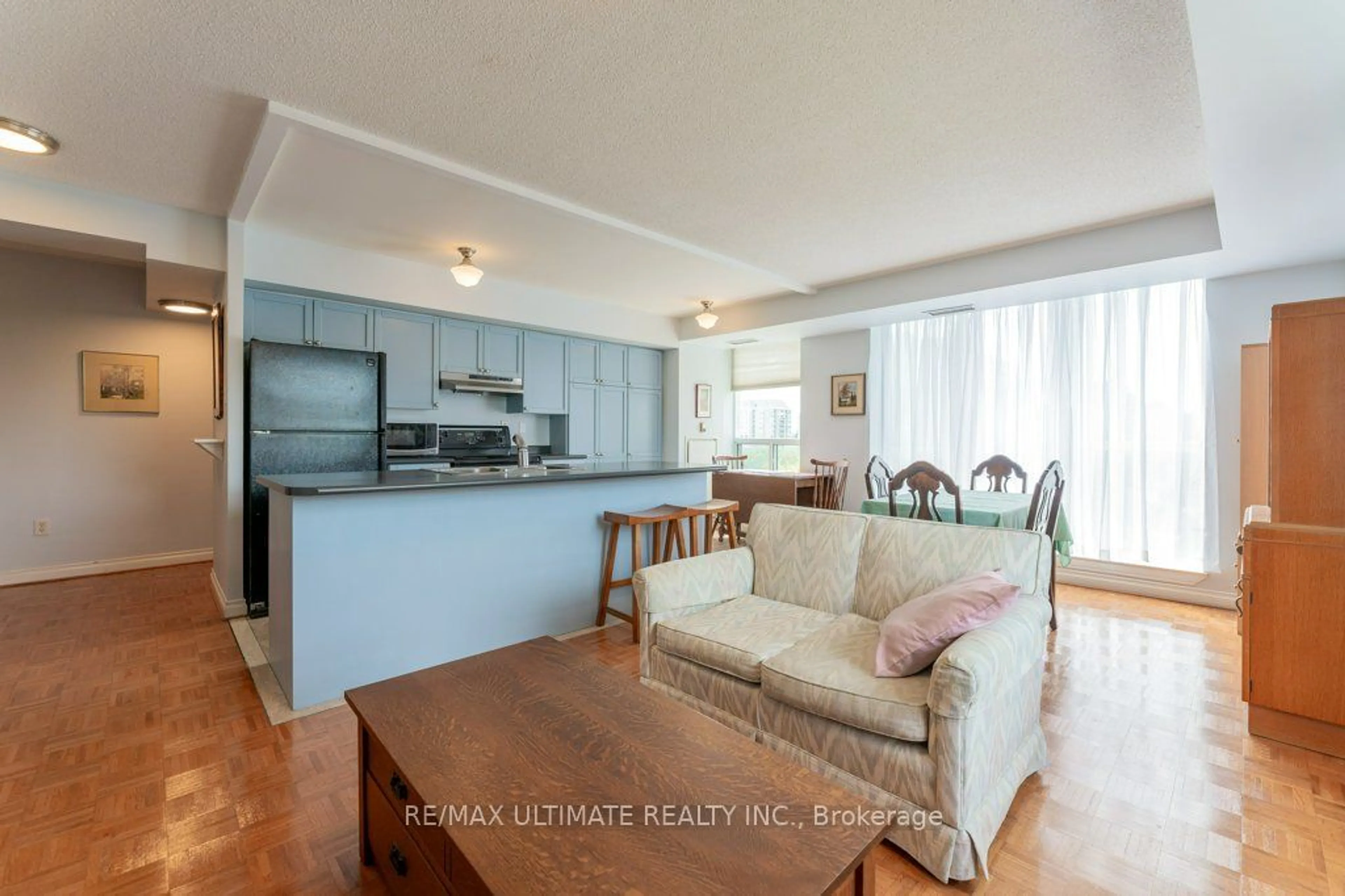 Open concept kitchen for 300 Balliol St #PH13, Toronto Ontario M4S 3G6