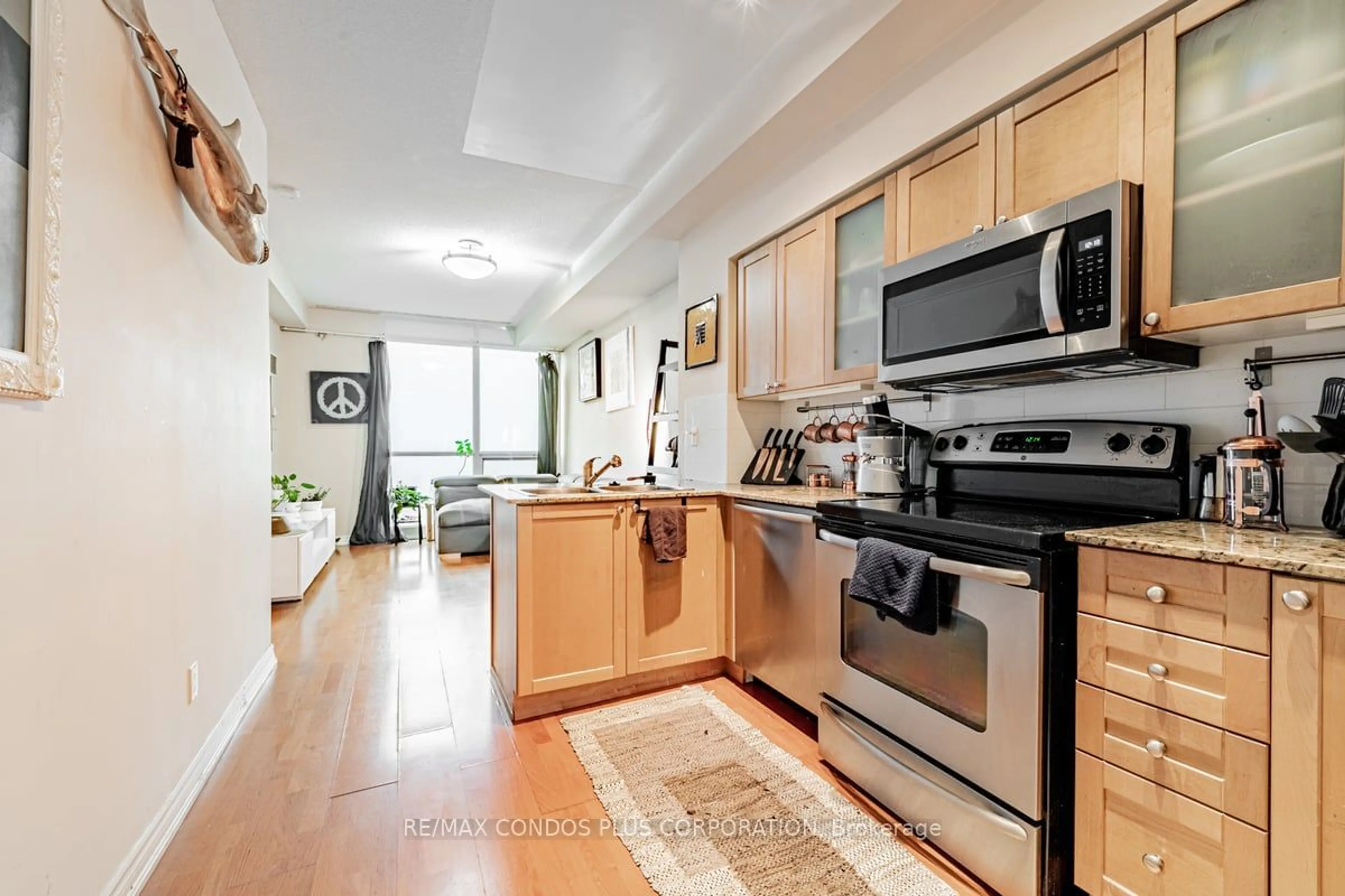 Standard kitchen for 761 Bay St #3403, Toronto Ontario M5G 2R2