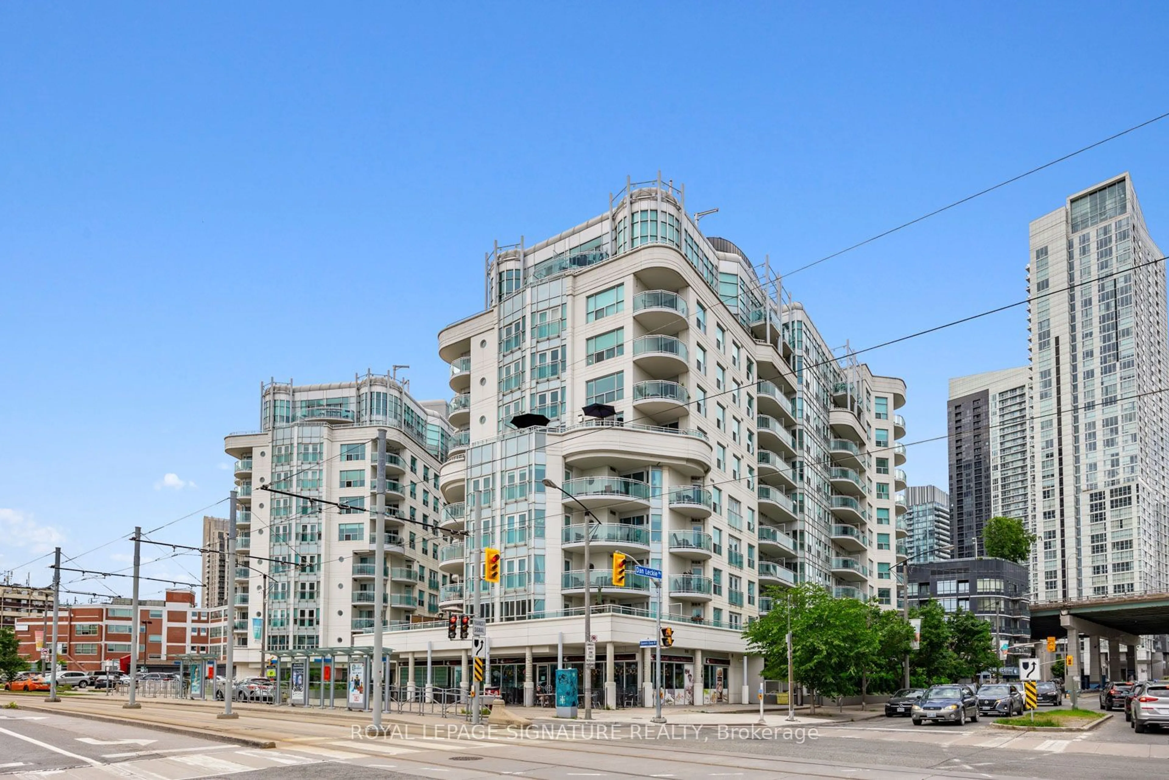 A pic from exterior of the house or condo for 600 Queens Quay #321, Toronto Ontario M5V 3M3