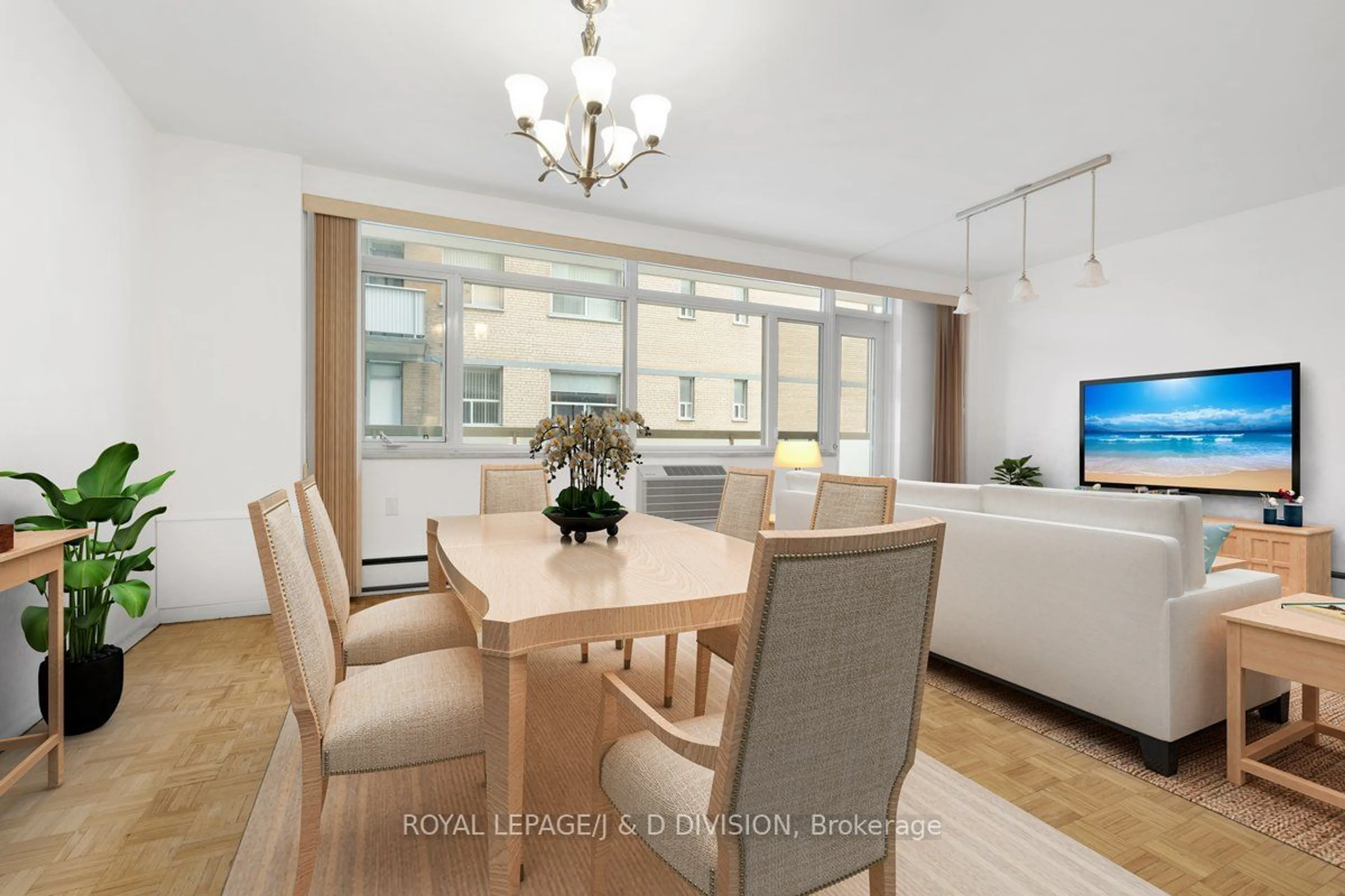 Dining room for 581 Avenue Rd #404, Toronto Ontario M4V 2K4