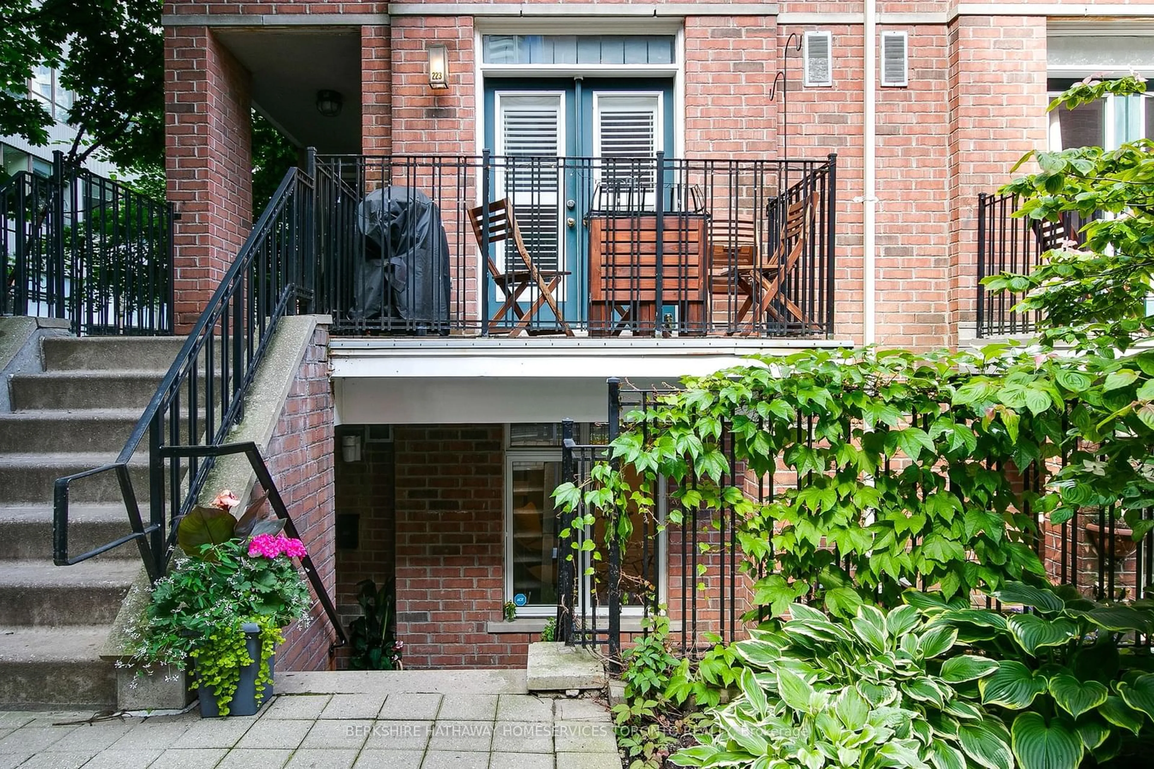 Patio for 415 Jarvis St #123, Toronto Ontario M4Y 3C1