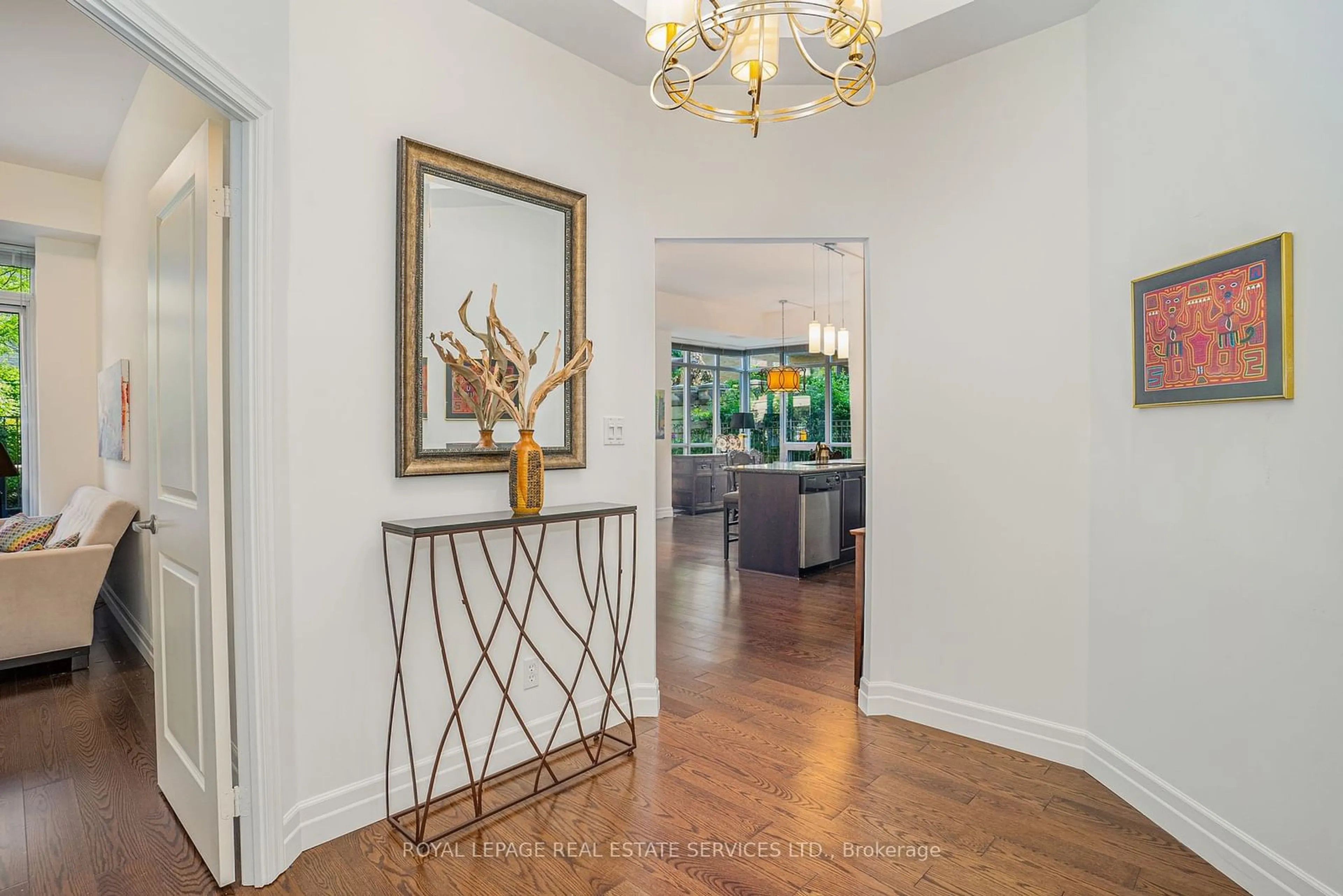 Indoor entryway for 900 Mount Pleasant Rd #102, Toronto Ontario M4P 3J9