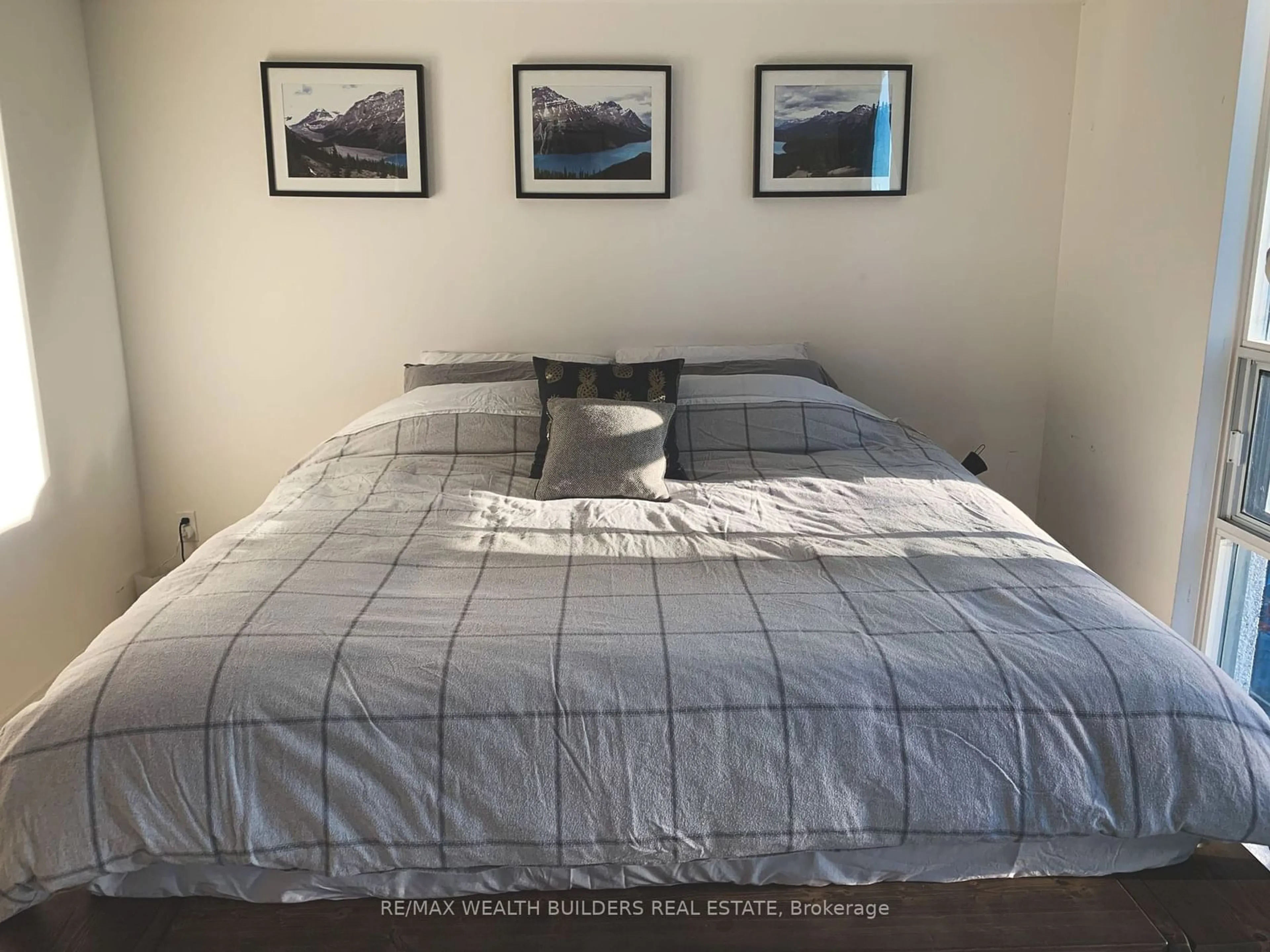 A pic of a room for 30 Grand Trunk Cres #710, Toronto Ontario M5J 3A4